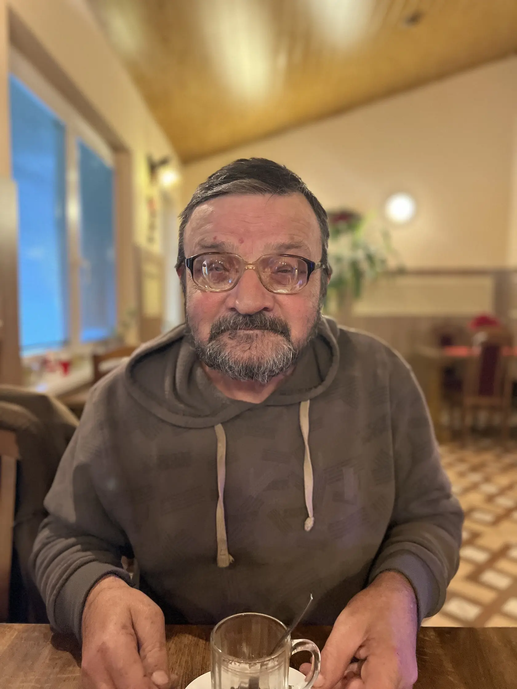  „Bežné činnosti, ako prechádzanie cez cestu alebo chodenie po schodoch, sú pre mňa niekedy naozaj náročné. Tam, kde to poznám, nemám problém, ale inde sa často musím spoľahnúť na pomoc ostatných alebo si dám na čas,“ vysvetľuje. 