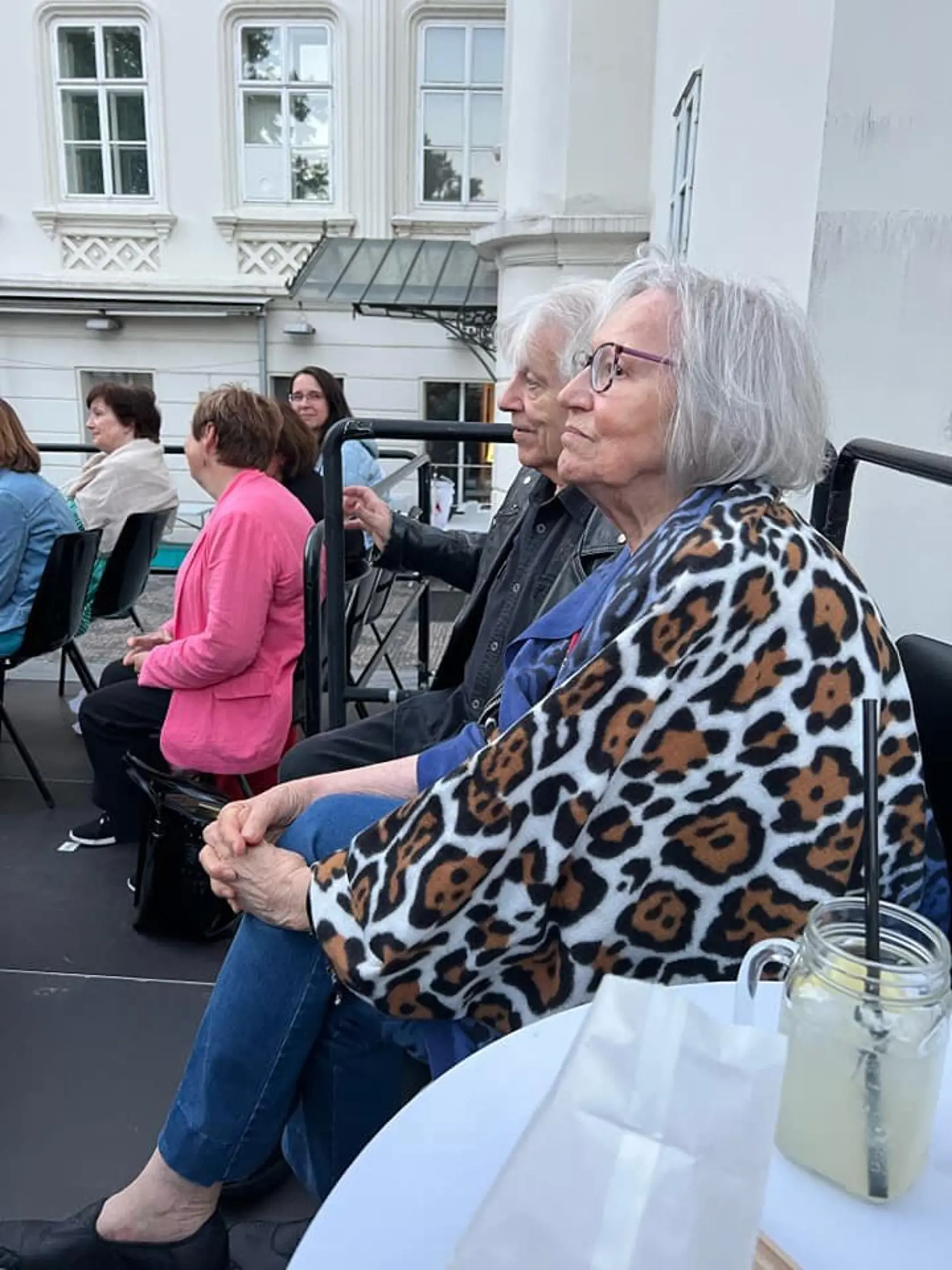 Marta Kubišová svoju spevácku kariéru už ukončila, no zo spoločenského života sa nevytratila. S Václavom Neckářom na premiére muzikálu Marta, ktorý je inšpirovaný jej životom.
