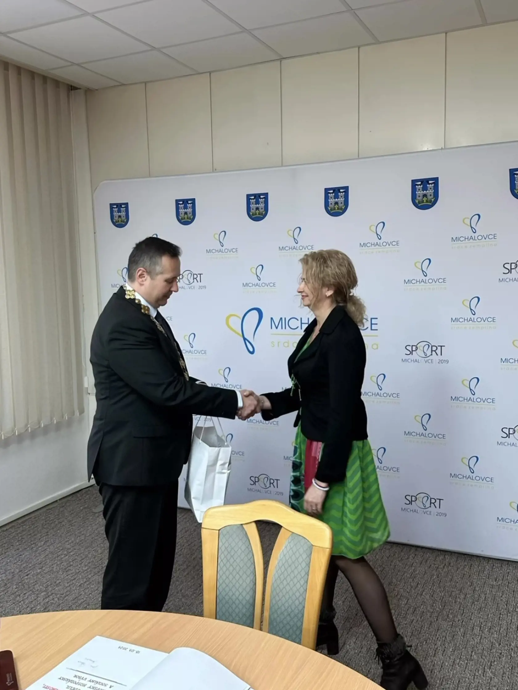 Riaditeľka Integry Jana Hurová s michalovským primátorom Miroslavom Dufincom.
