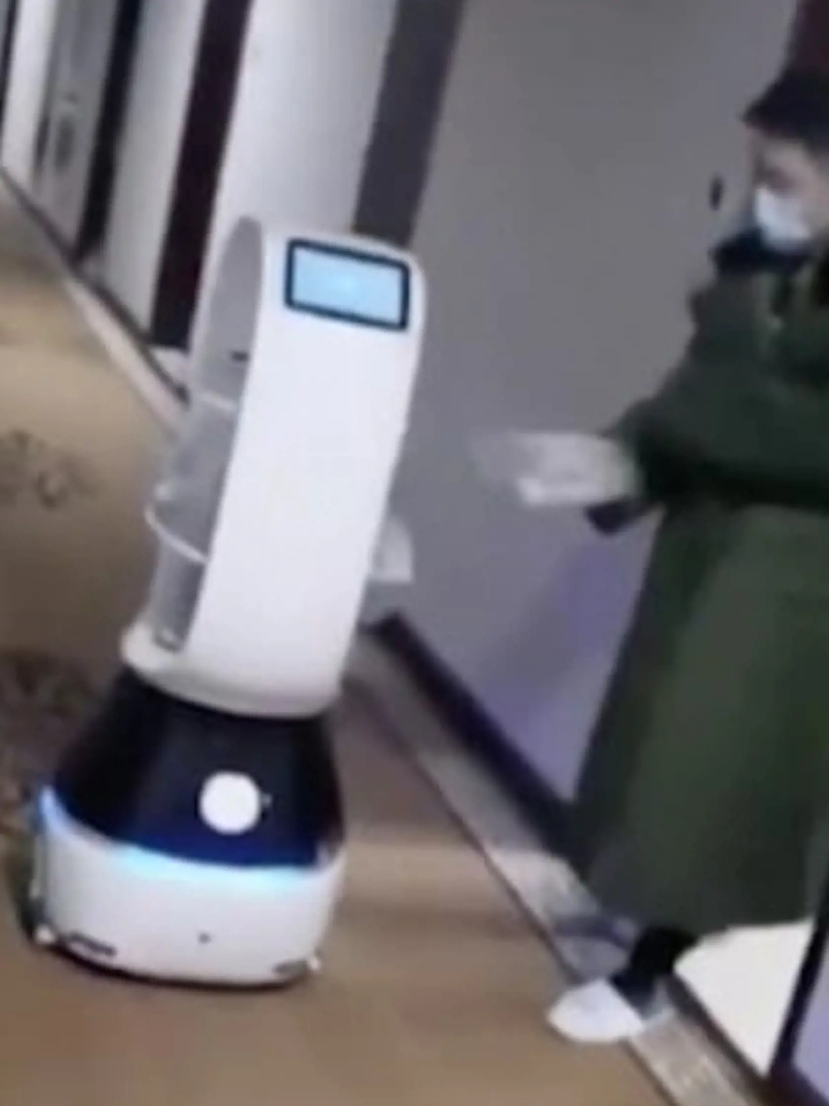 Roboty boli naprogramované tak, aby sa zastavili pri každých hotelových dverách, aby dodávali jedlo, spievali a pobavili hostí v karanténnej zóne