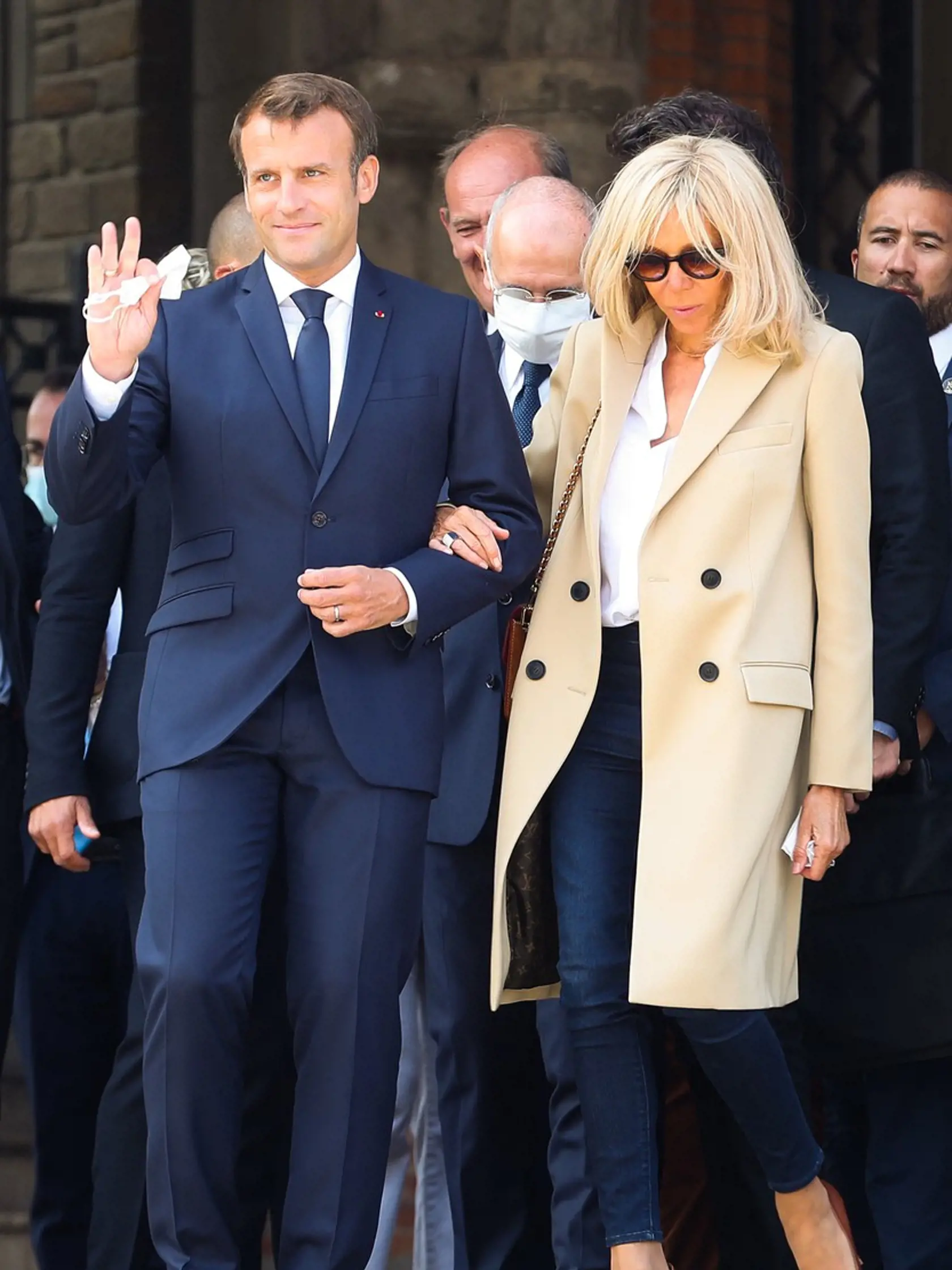 Prvá dráma Francúzska Brigitte Macron a jej značková kabelka Louis Vuitton za vyše 2700 eur.