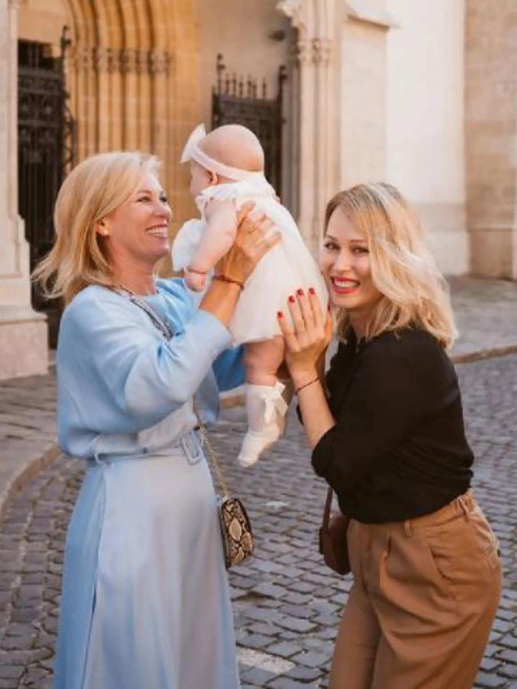 "Dve najdôležitejšie ženy v mojom živote. Krásny deň matiek prajem Martika, sebe a všetkým mamám na tomto svete. Sme super, o tom niet pochýb," napísala Katka Jakeš k fotke.