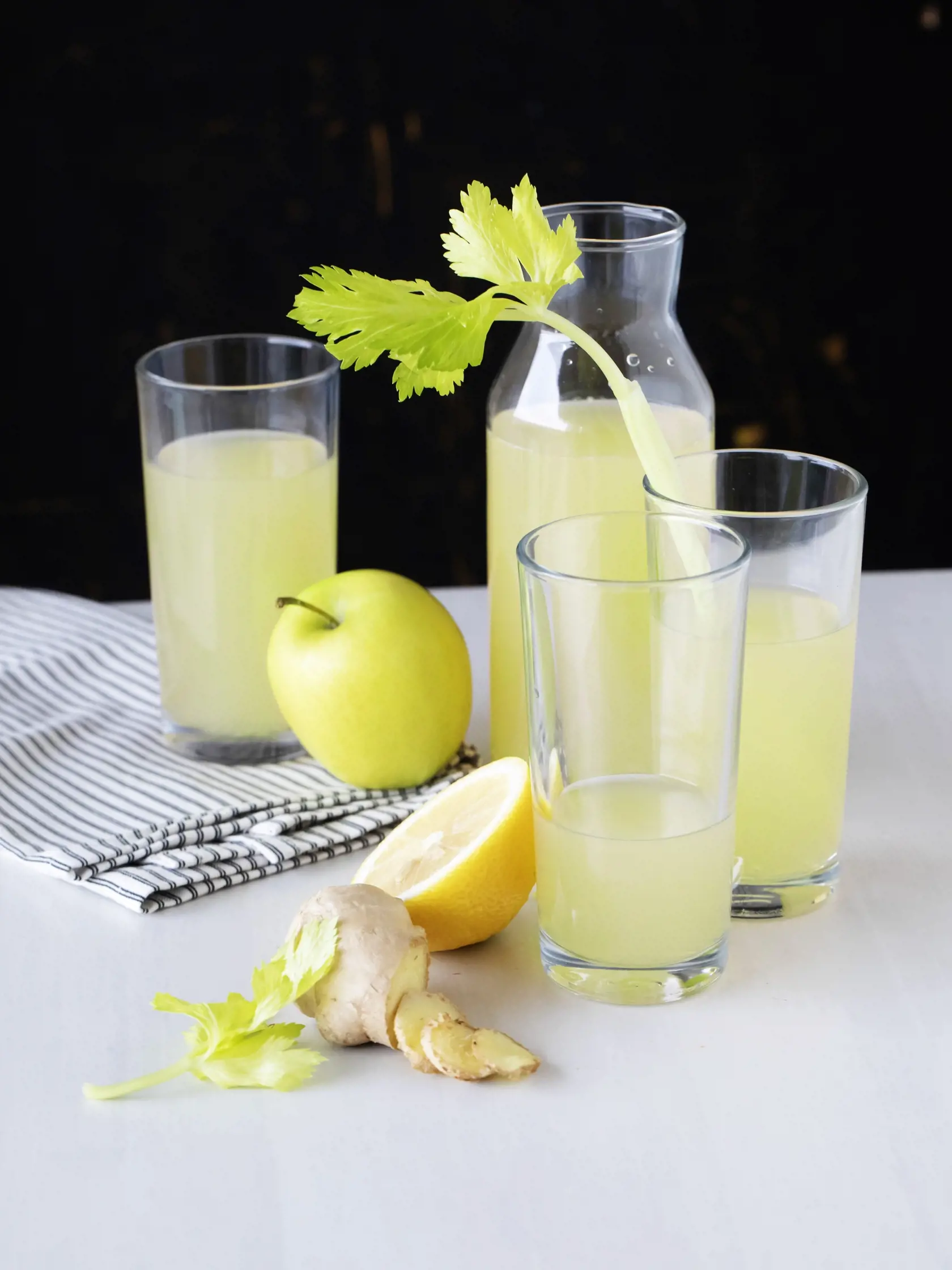zelerový džús so zázvorom, recept Katka Jakeš a Ivana Gáborík. detox

recept:
1 PORCIA, PRÍPRAVA 8 MINÚT
• 2 stonkové zelery
• pol zeleného jablka
• kúsok zázvoru (1cm)
• pol citróna
Umytý zeler a jablko nakrájajte
na menšie kúsky, zázvor ošúpte.
Vložte do odšťavovača. K džúsu
pridajte šťavu z citróna a môžete
piť. Na zdravie!