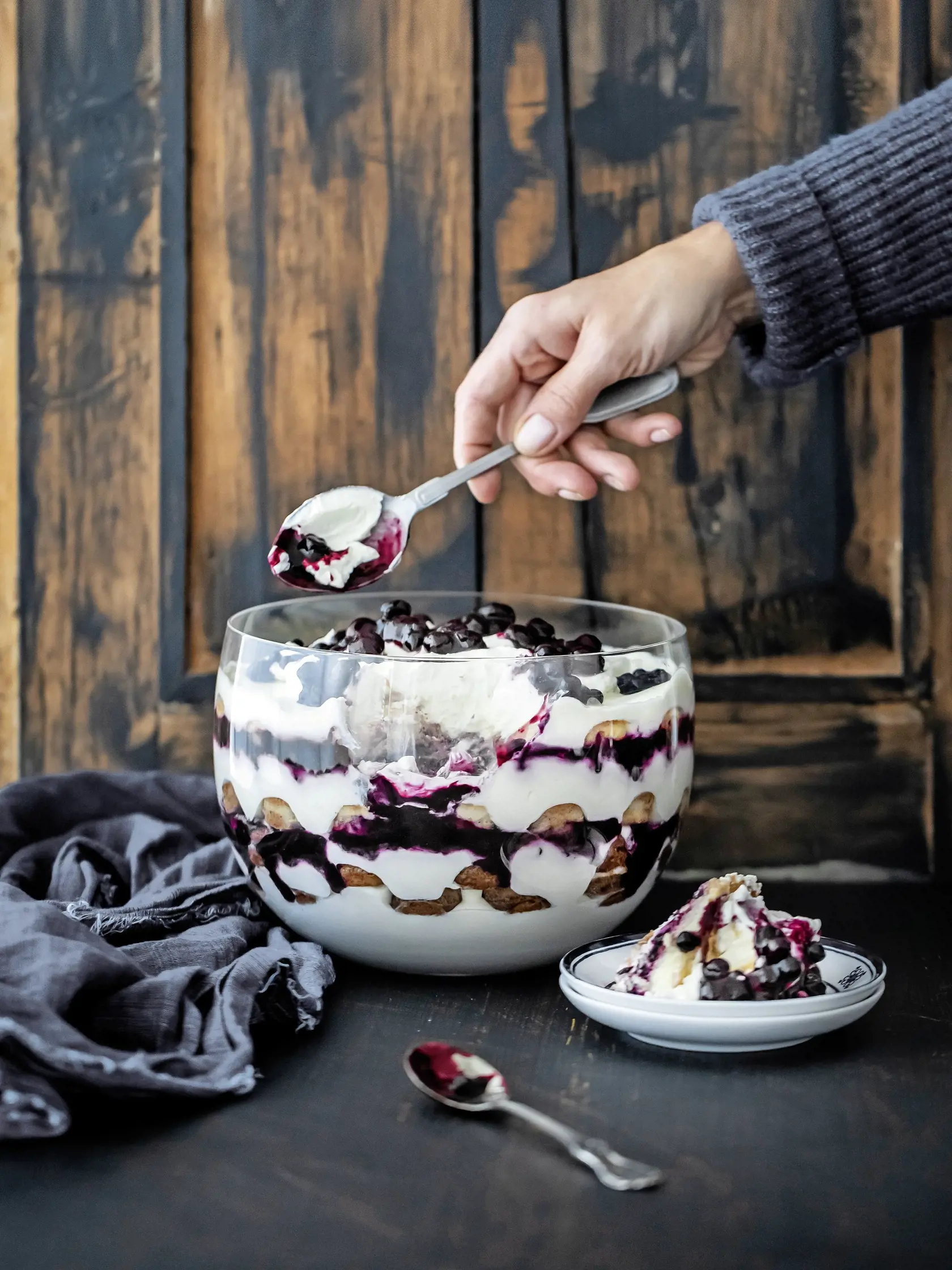 Čučoriedkový trifle s opitými piškótami