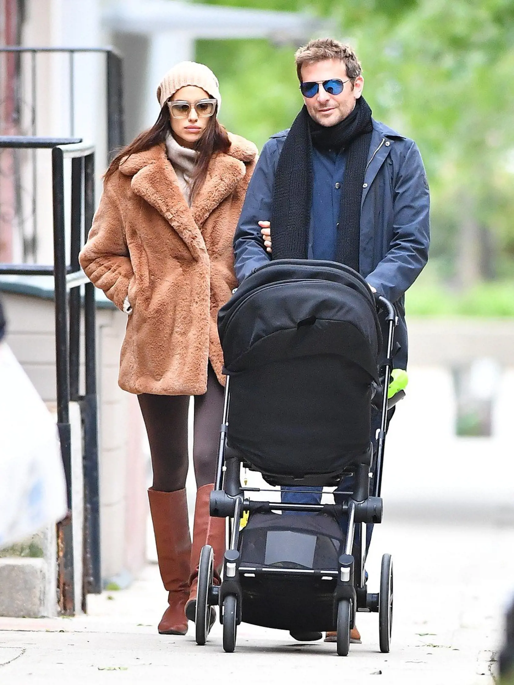 Bradley Cooper a Irina Shayk kočíkujú v New Yorku.