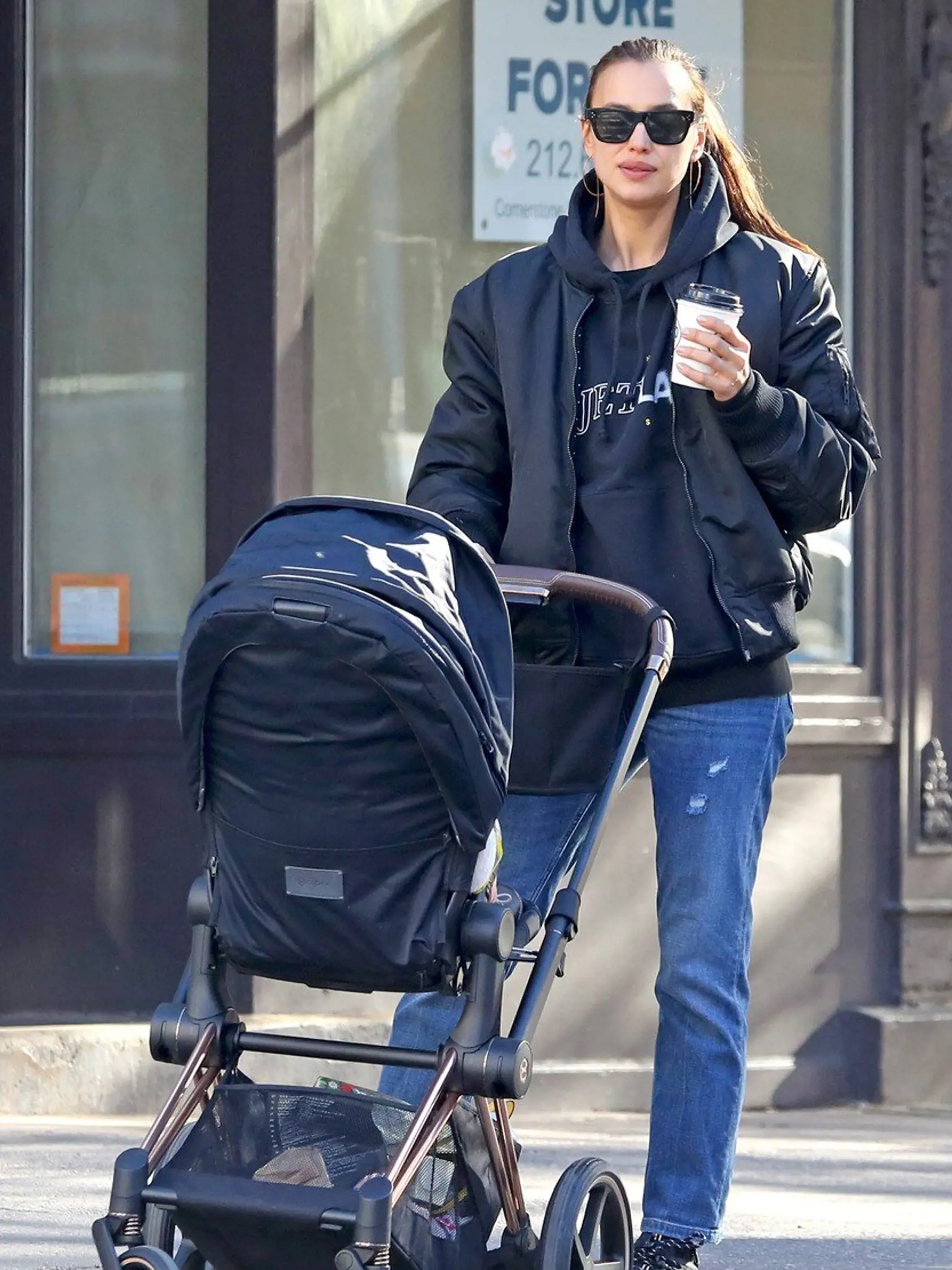 Irina Shayk na prechádzke s dcérkou.