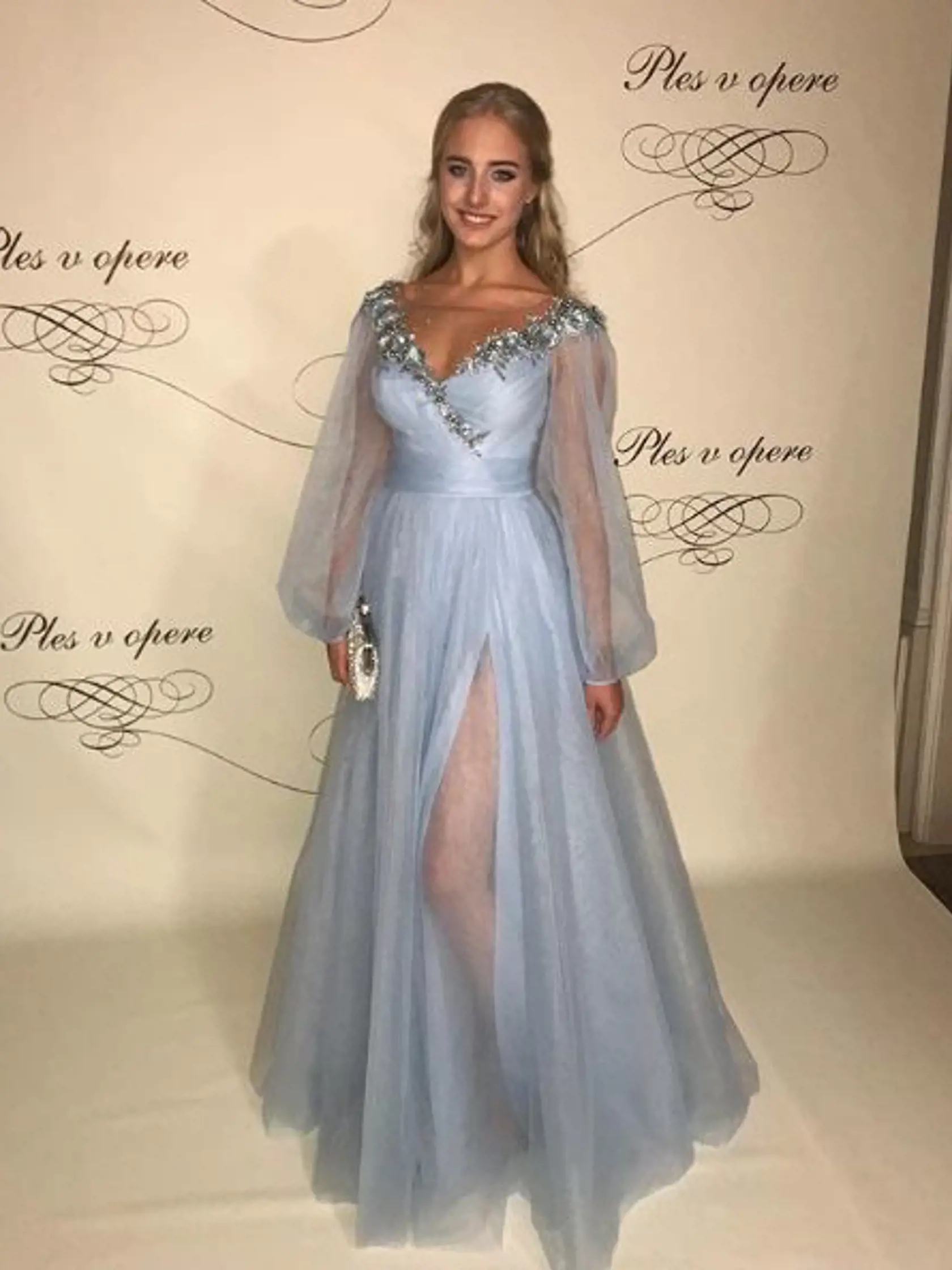 Alexandra Horňáková: Dcéra Borisa Kollára Alexandra vyzerala v ten večer doslova ako Popoluška. Bledomodré princeznovské šaty s priesvitnými balónovými rukávmi boli v jej prípade naozaj výbornou voľbou.