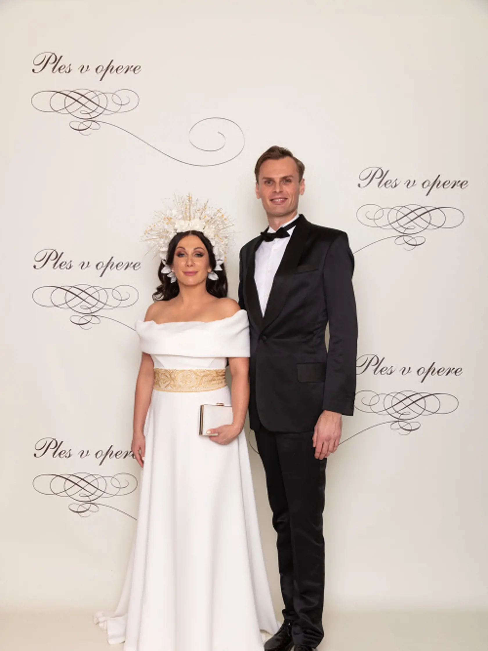 Reportérka Kristína Kövešová v šatách od Michaely Ľuptákovej a jej partner Marek Kravjar.