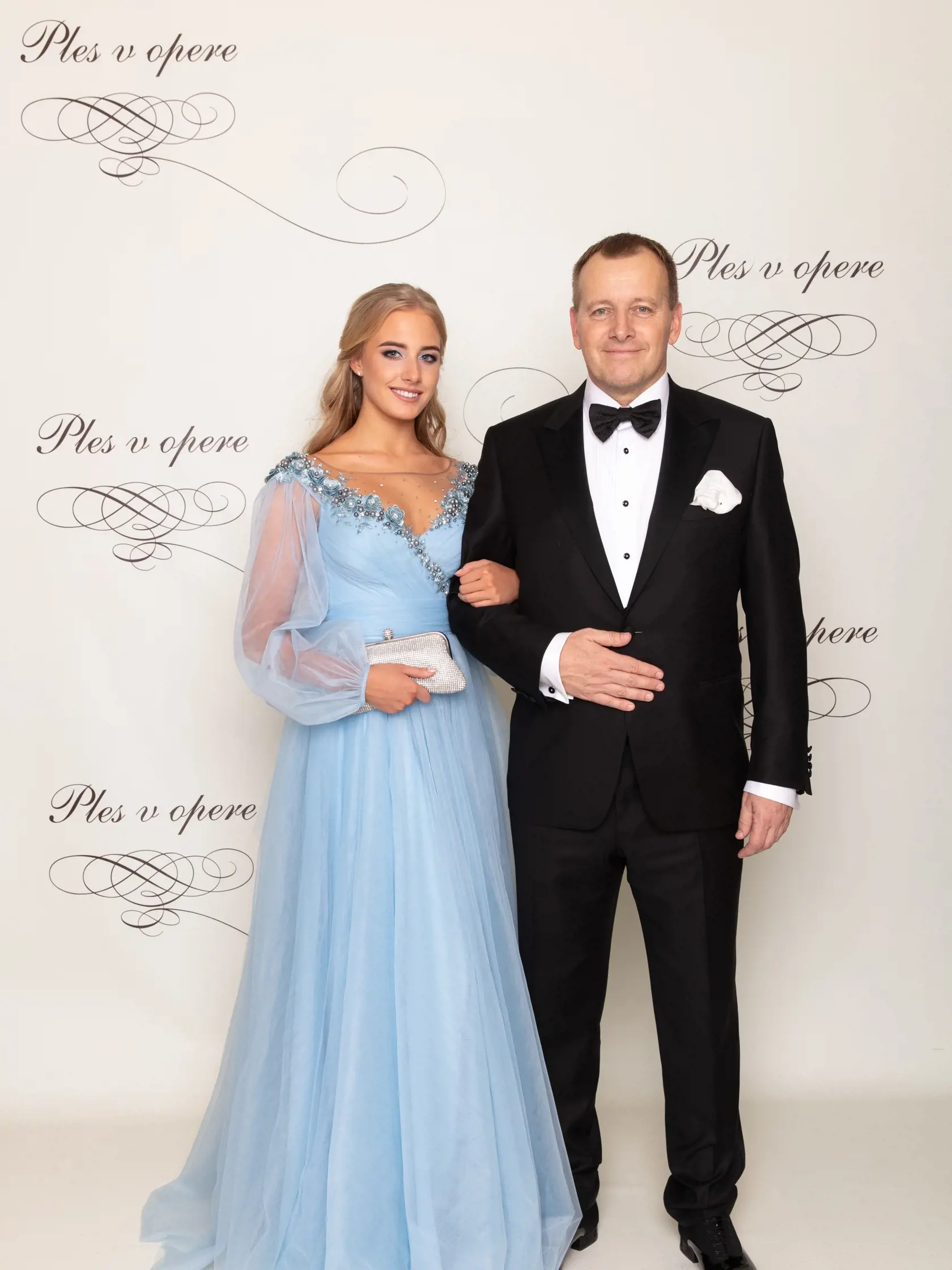 Dcéra Borisa Kollára Alexandra. Ziegler: Musím pochváliť voľbu šiat nielen v súvislosti s príležitosťou, ale aj pre ladenie s osobnosťou. Nežná, krásna farba. Dokonalosť uzatvára ideálny mejkap a účes.