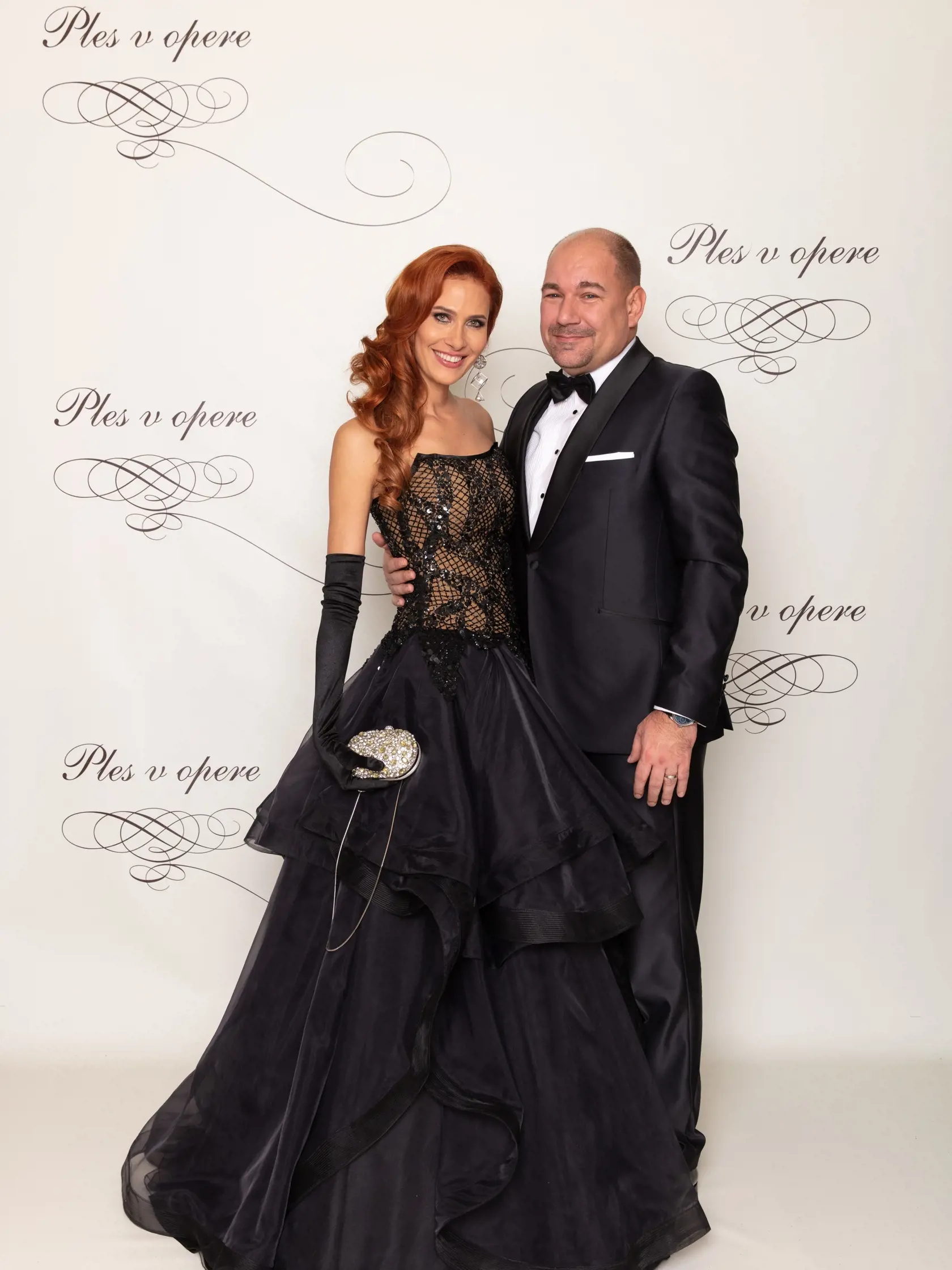 Fotografka Jana Keketi. Ziegler: Dáma vsadila na čiernu so zdobeným živôtikom. Má to nádych romantiky ale aj silnej ženskosti. Elegantné, vkusné a v súlade s protokolom. Účes a mejkap bezchybný