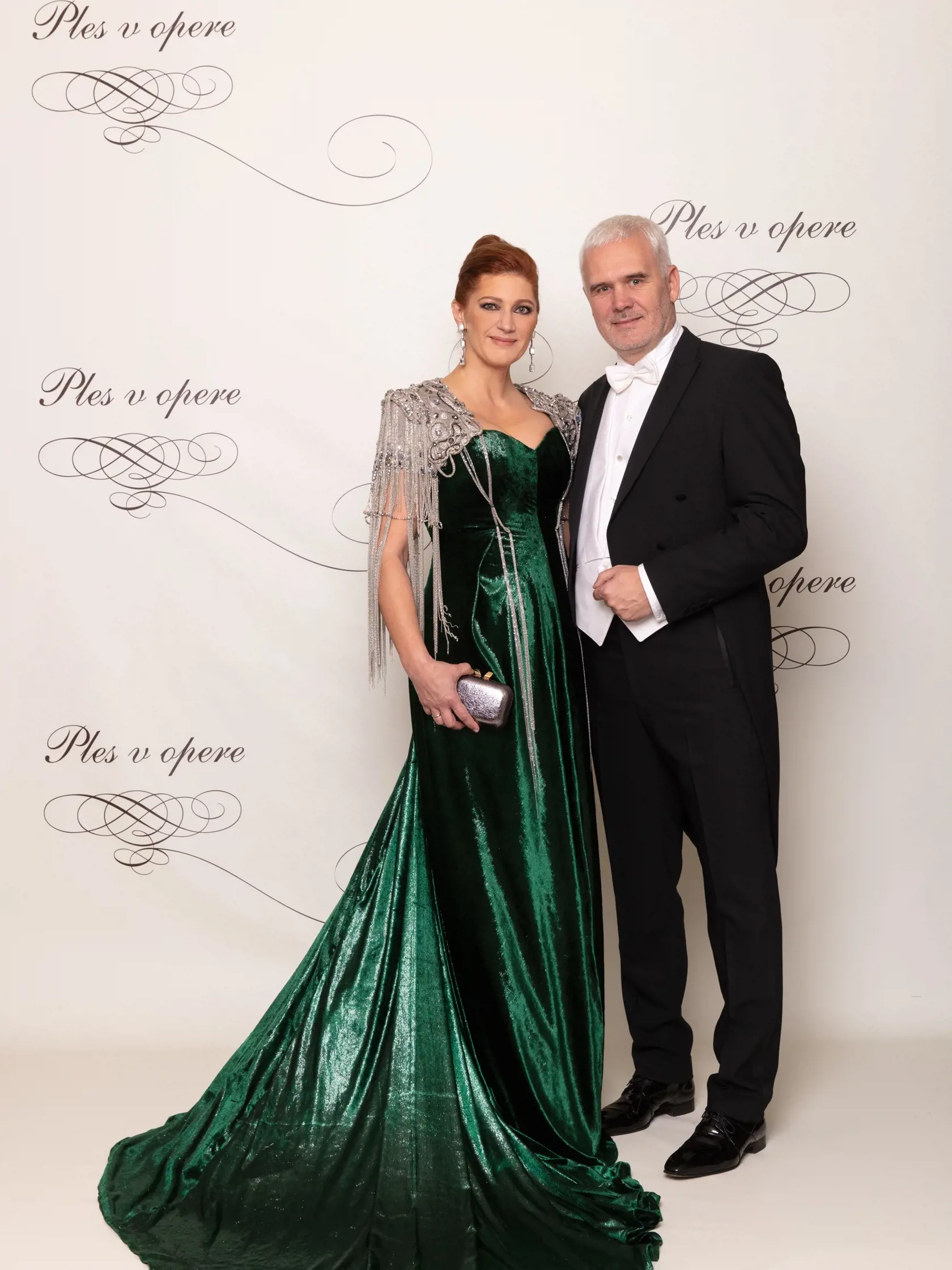 Riaditeľka Plesu v opere Anrea Cocherová. Ziegler: Dômyselne farebné ladenie. Zelená farba šiat dáme veľmi pristane. Skvele ladí tiež s farbou vlasov. Sofistikovaný výber doplnkov a tiež detail na šatách, dáva tomu majestátnosť.