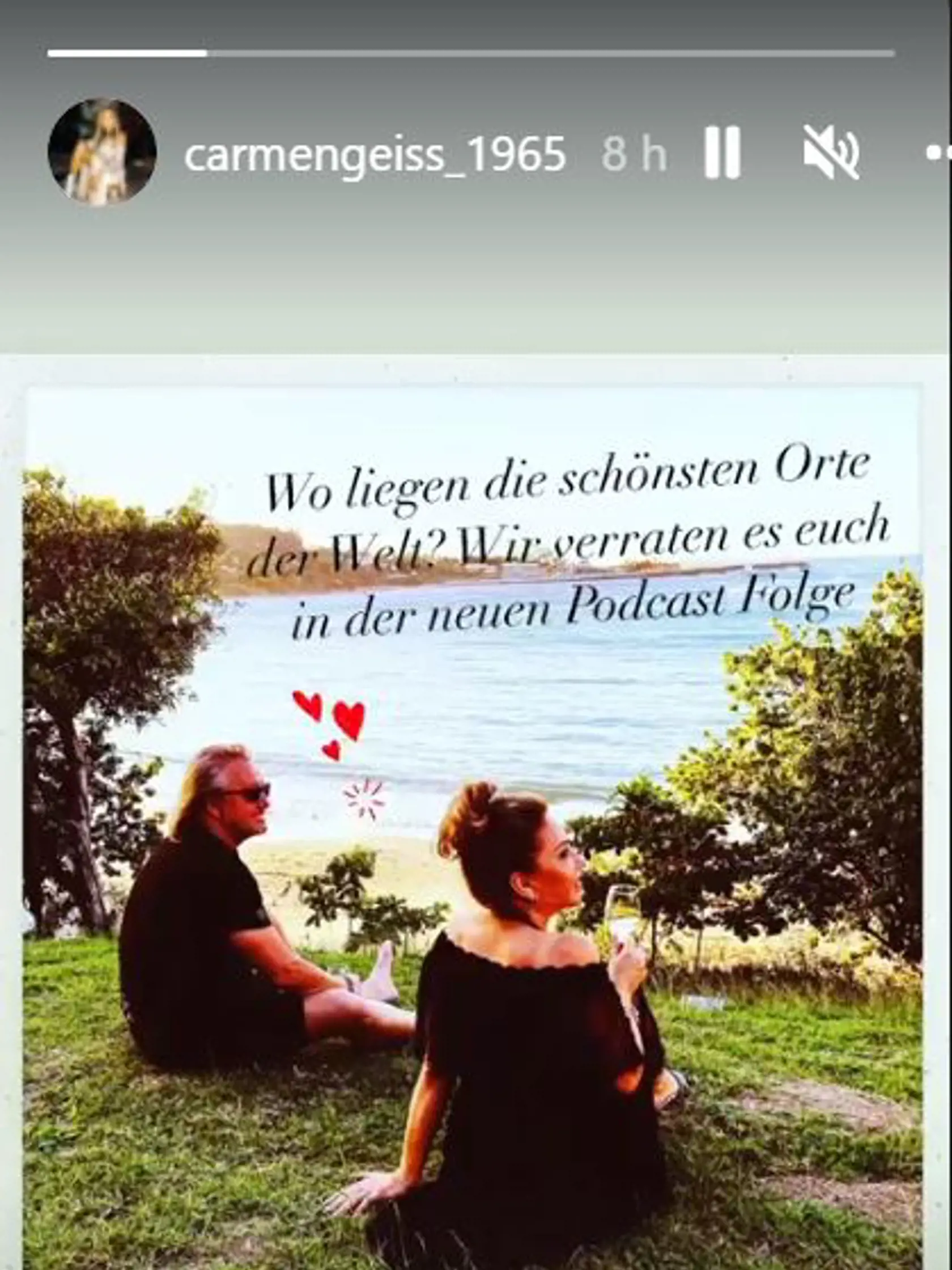 Ešte predtým, než zavítajú na Slovensko, si užili romantiku pri západe slnka. Robert sedel na tráve bez topánok a Carmen si užívala západ slnka s pohárom vínka...