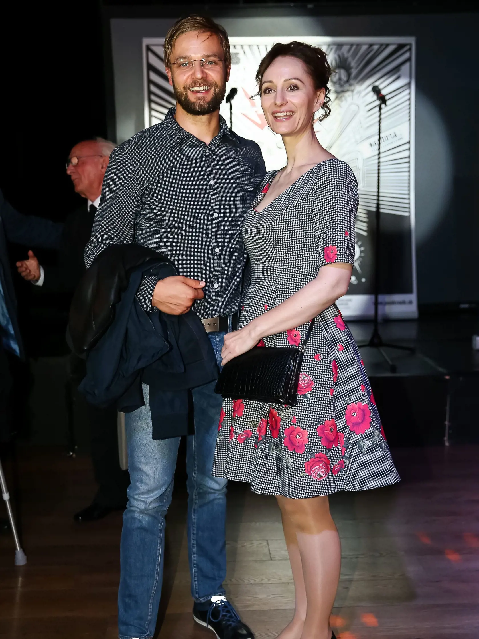 Niekdajšia víťazka jojkárskej reality šou Dievča za milión Karin Olasová si premiéru užila aj so svojou polovičkou Přemyslom. Brunetka prišla v dievčenských šatách s kvetovaným vzorom v ich spodnej časti, no čo bolo absolútnym módnym prešľapom, boli jej silonkové pančušky, ktoré sú už dávno totálnym faux pas a v skrini vôbec nemajú čo hľadať.