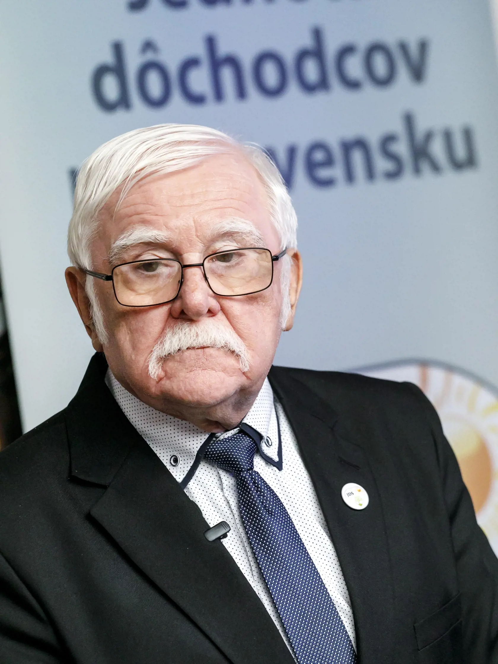 Na snímke predseda Jednoty dôchodcov na Slovensku (JDS) Michal Kotian počas tlačovej konferencie JDS a Inštitútu pre výskum sociálno-ekonomických rizík a alternatív (IVRA) na tému seniori a ZŤP v chudobe po tohtoročnom zvyšovaní dôchodkov v Bratislave 28. februára 2023. FOTO TASR - Dano Veselský