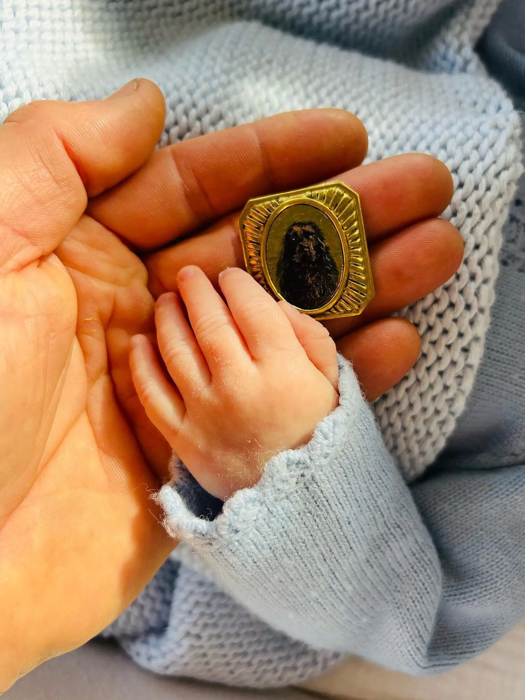 James Middleton zdieľal fotku ručičky svojho synčeka s fotografiou jeho milovanej sučky Elly, ktorá zomrela v januári vo veku 15 rokov.
