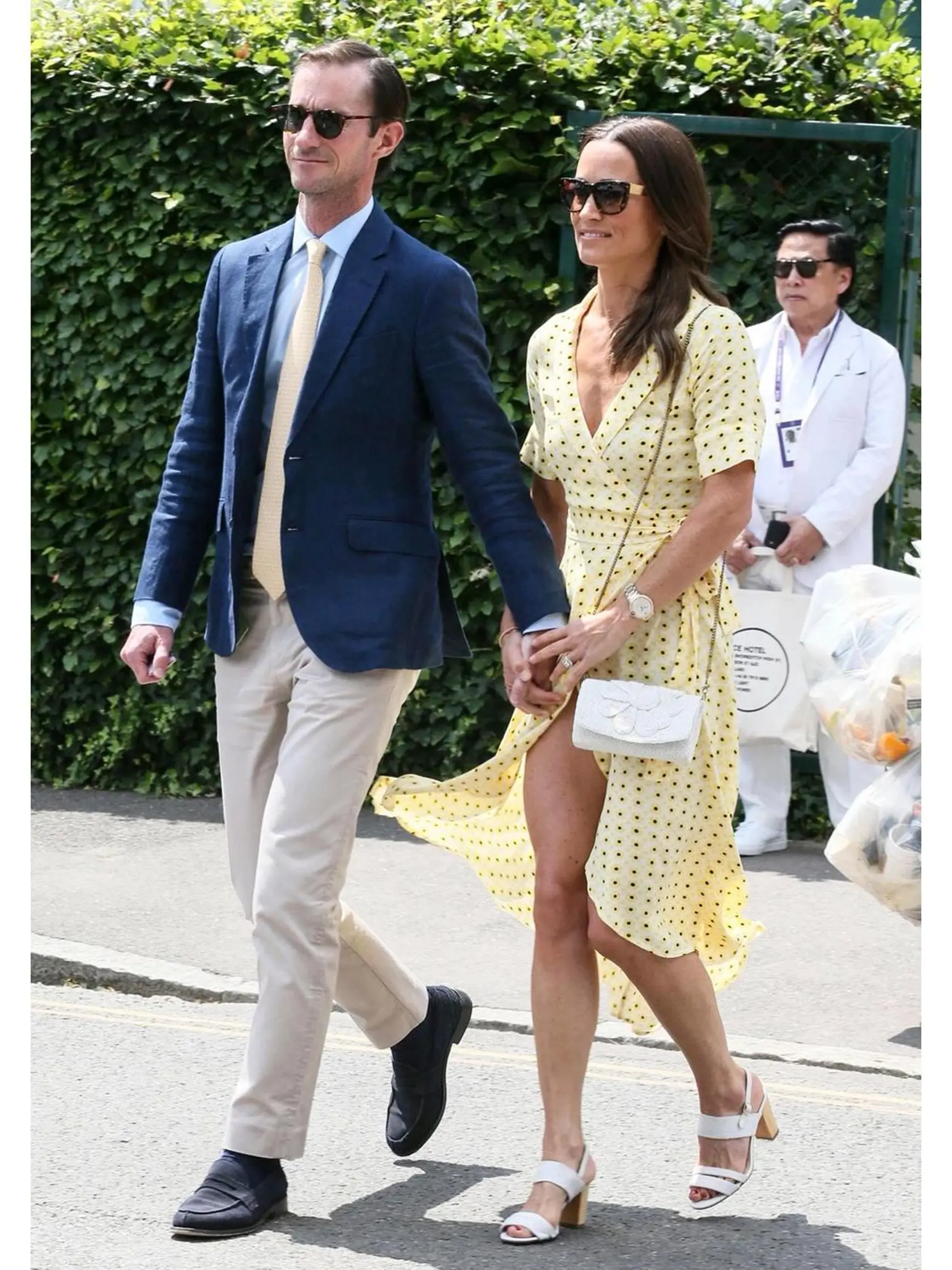 Pippa Middleton - takmer ukázala čo má pod sukňou