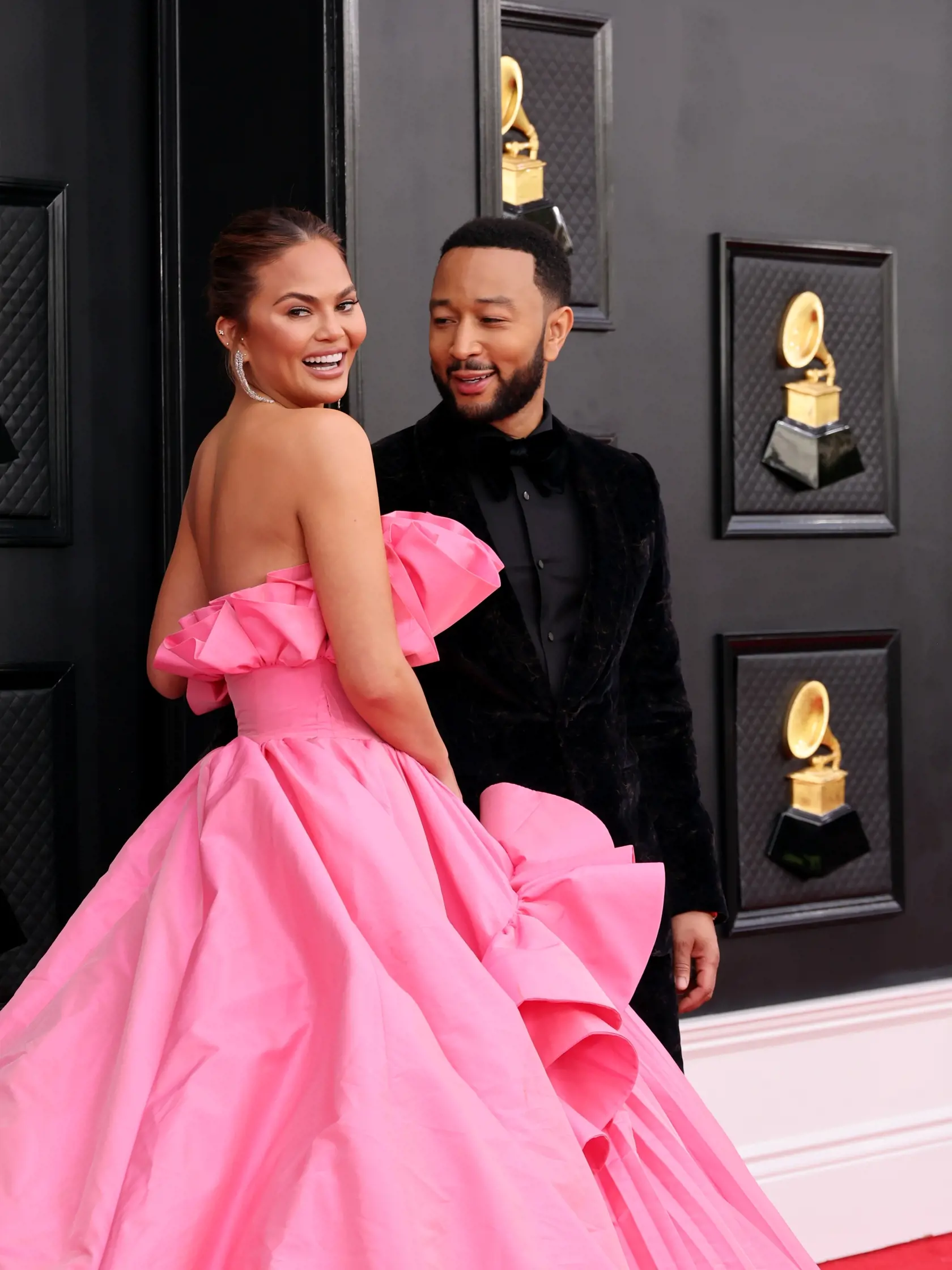 Chrissy Teigen a John Legend  na 64. ročníku odovzdávania cien  GRAMMY