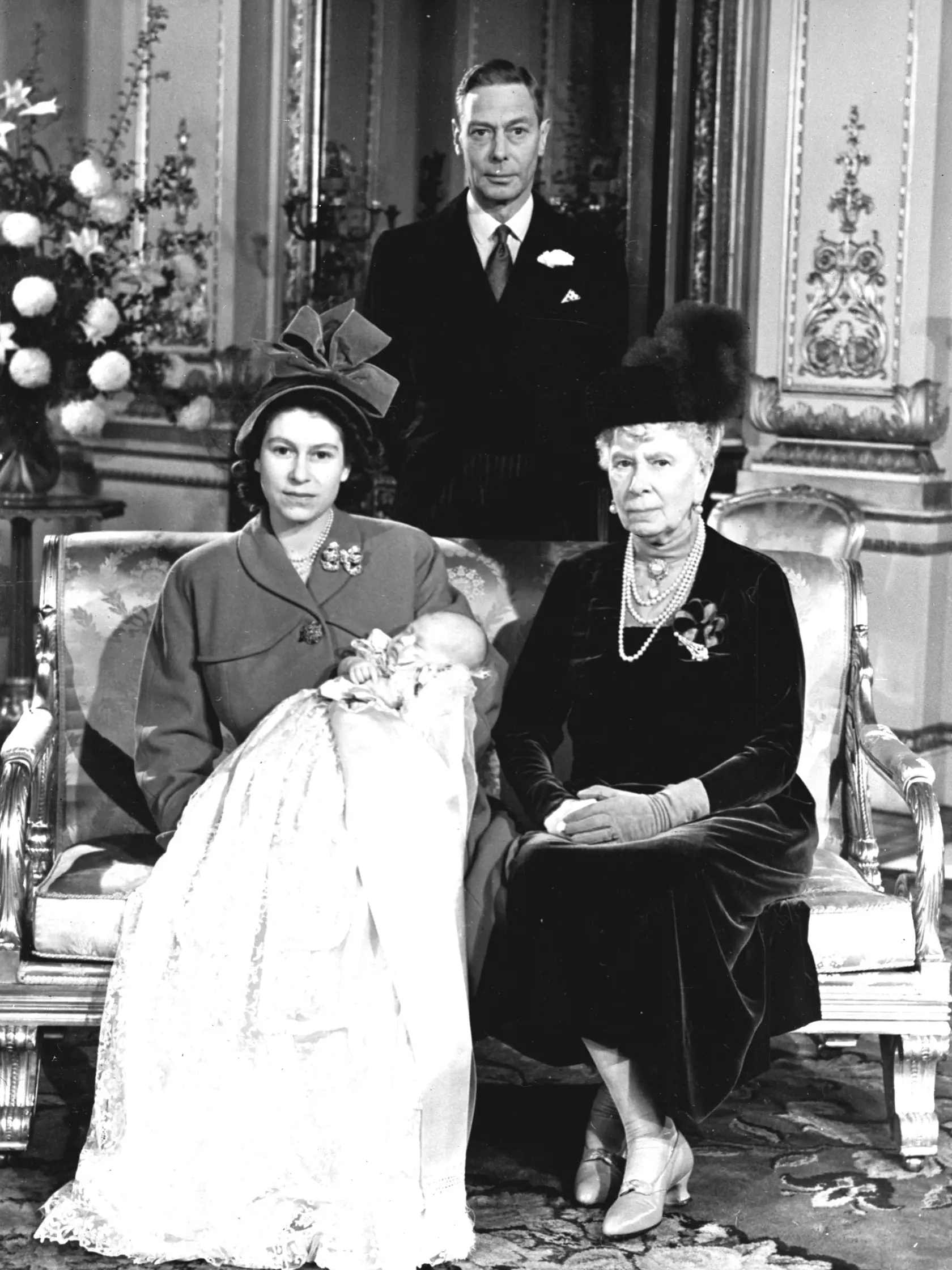 Charles Philip Arthur George, princ z Walesu , najviac známy ako princ Charles sa narodil 14. novembra 1948 v Buckinghamskom paláci ako najstarší syn kráľovnej Alžbety II. (vtedy princeznej) a jej manžela Filipa, vojvodu z Edinburghu. Na snímke má Charles jeden mesiac.