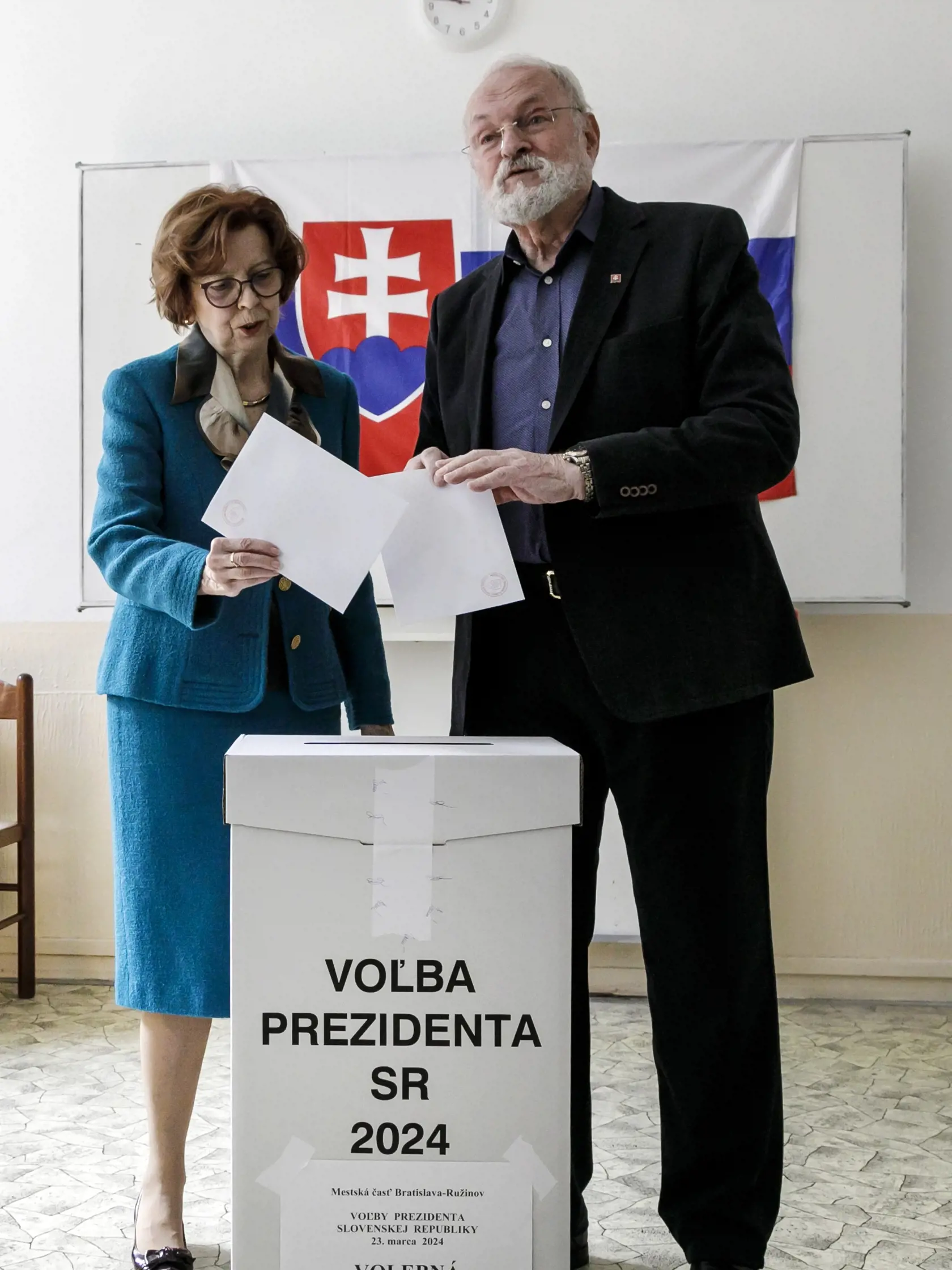 Bývalý prezident SR Ivan Gašparovič s manželkou Silviou Gašparovičovou počas hlasovania v prvom kole prezidentských volieb v Bratislave