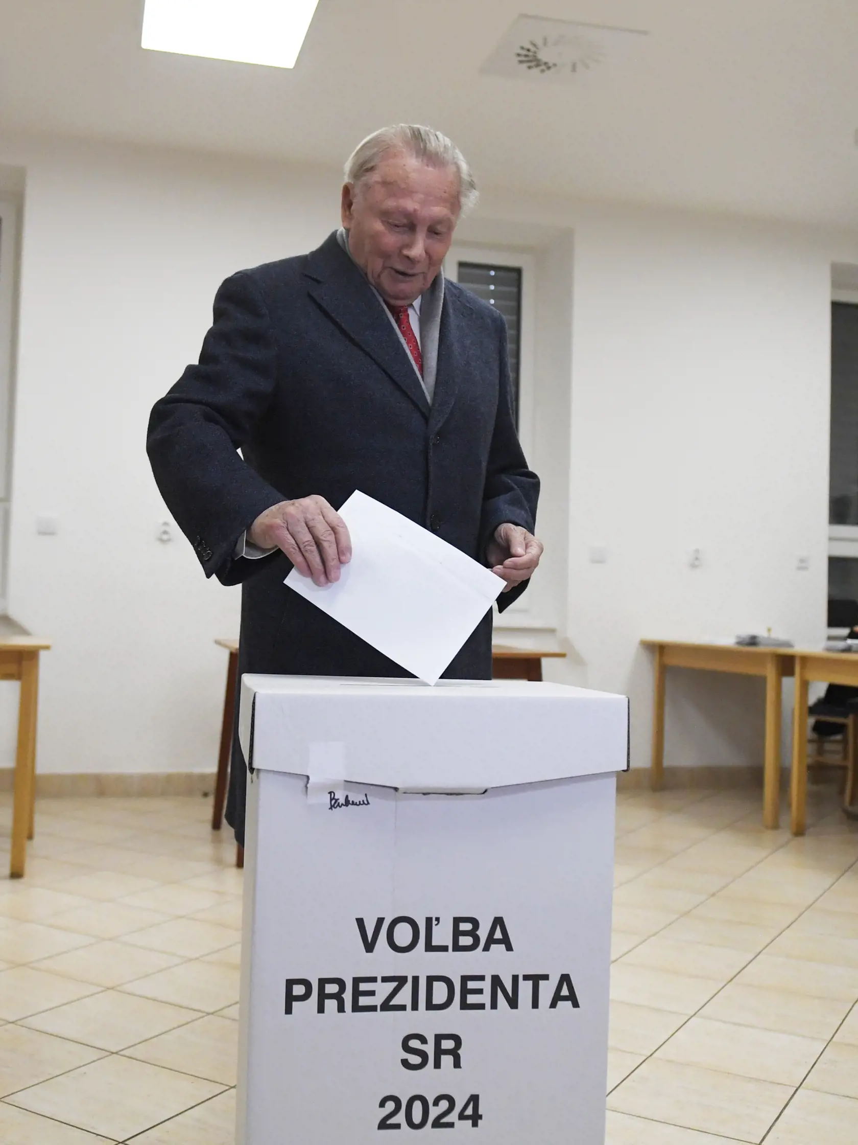 Na Slovensku sa v sobotu začali voľby prezidenta Slovenskej republiky. Voľby prezidenta sú dvojkolové a občania si v prvom kole môžu vybrať z deviatich kandidátov. Na snímke bývalý prezident SR Rudolf Schuster vhadzuje obálku s hlasovacím lístkom do volebnej schránky v Košiciach 23. marca 2024. FOTO TASR – František Iván