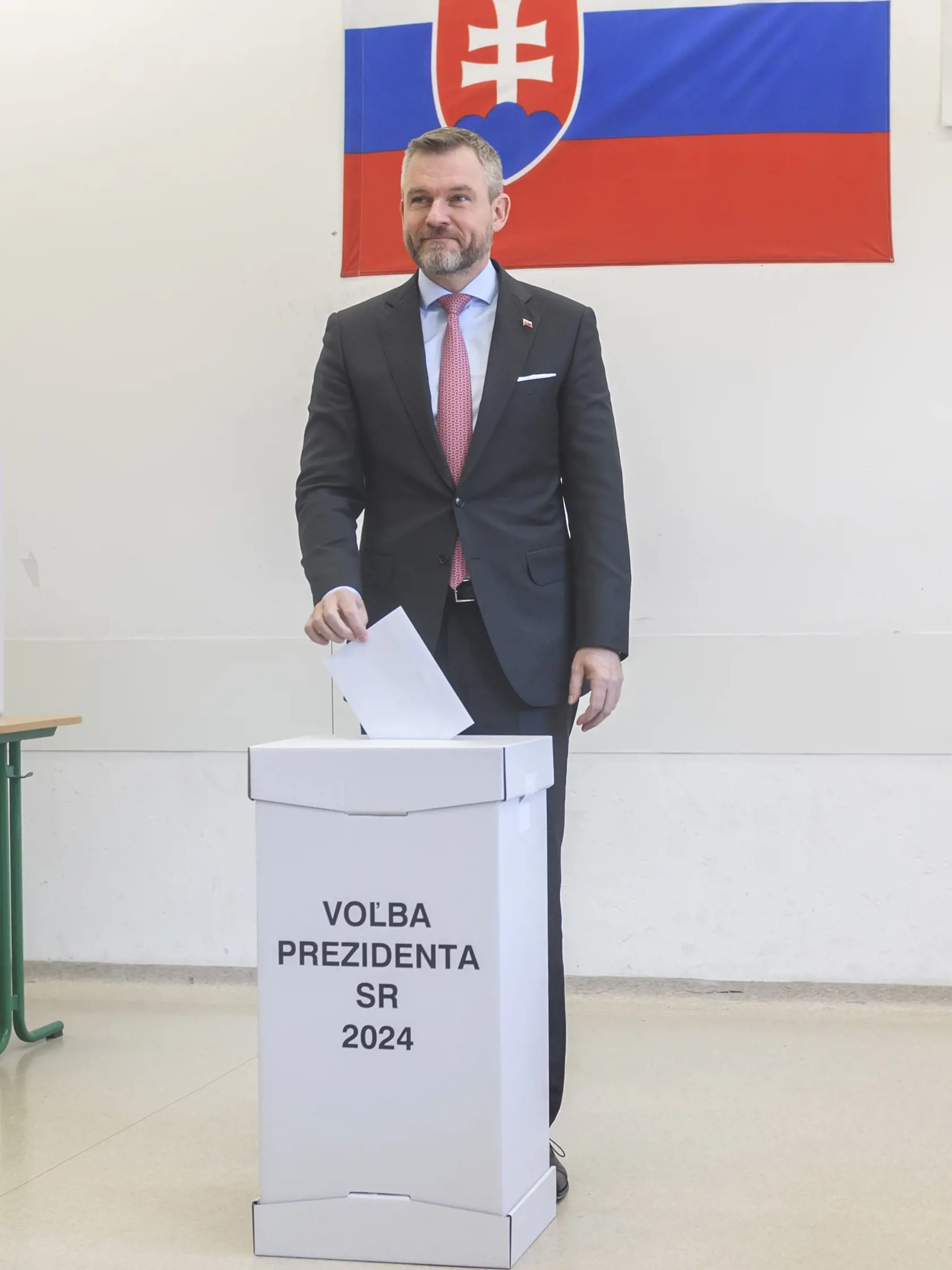Na Slovensku sa v sobotu začali voľby prezidenta Slovenskej republiky. Voľby prezidenta sú dvojkolové a občania si v prvom kole môžu vybrať z deviatich kandidátov. Na snímke predseda NR SR a kandidát na prezidenta SR Peter Pellegrini vhadzuje obálku s hlasovacím lístkom do volebnej schránky v prvom kole prezidentských volieb v Bratislave 23. marca 2024. FOTO TASR - Jaroslav Novák
