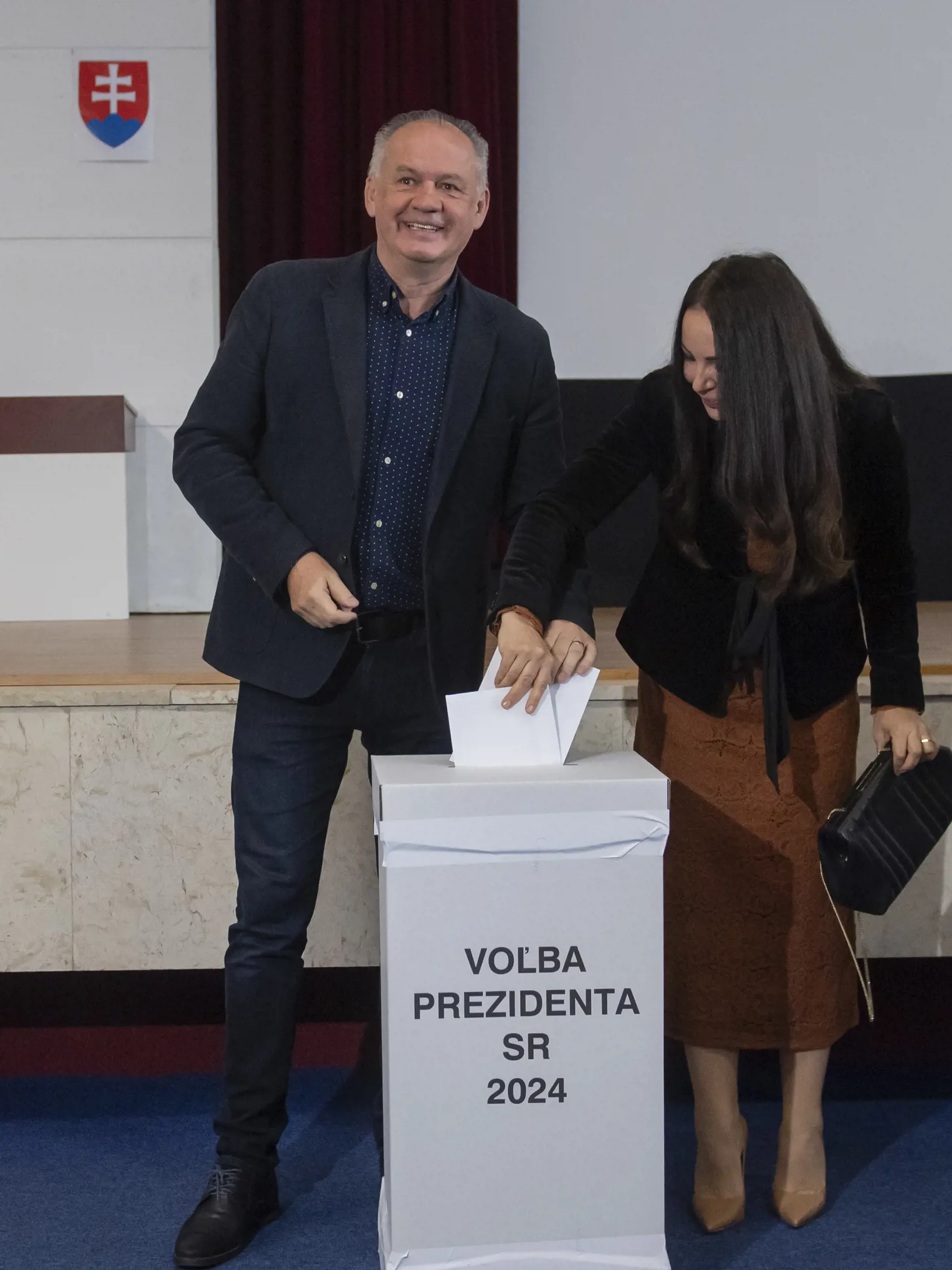 Na Slovensku sa v sobotu začali voľby prezidenta Slovenskej republiky. Voľby prezidenta sú dvojkolové a občania si v prvom kole môžu vybrať z deviatich kandidátov. Na snímke exprezident  SR Andrej Kiska s manželkou Martinou vhadzuje obálku s hlasovacím lístkom do volebnej schránky v 1. kole prezidentských volieb v sobotu 23. marca 2024 v Poprade. FOTO TASR - Michal Svítok