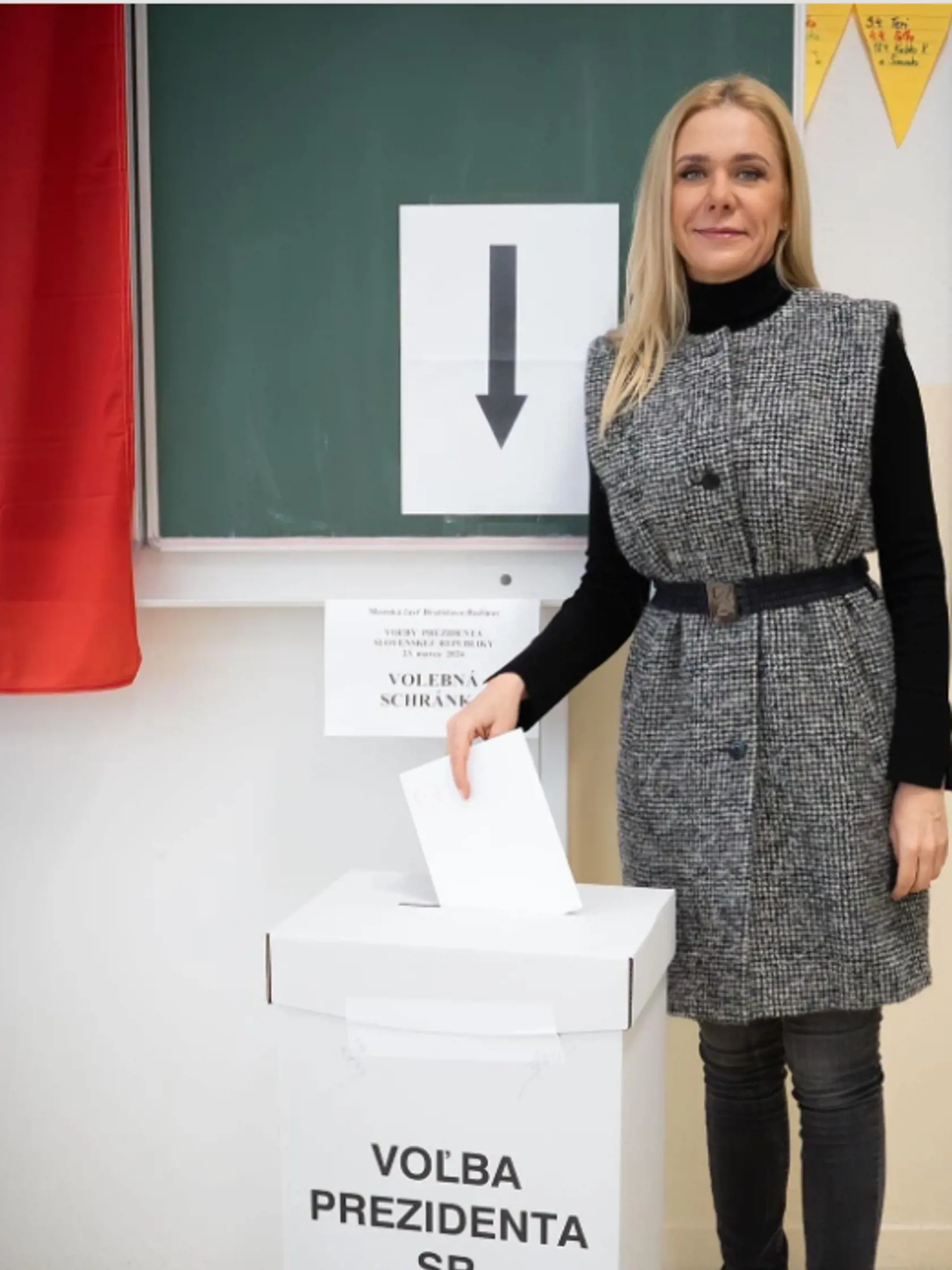 Takto prišla voliť Denisa Saková.