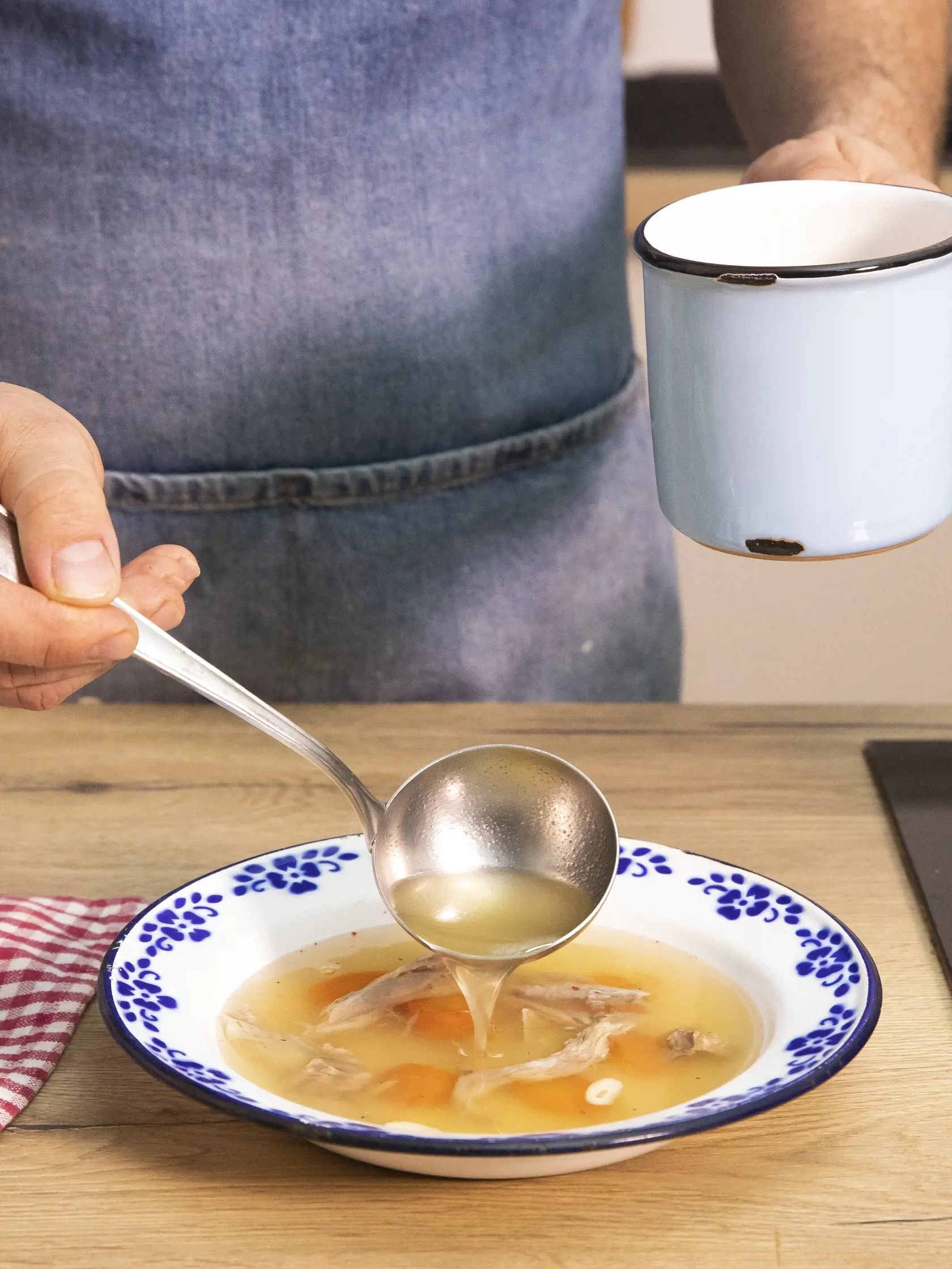 bravčová huspenina, postup, krok 6

recept:
6 AŽ 12 PORCIÍ, PRÍPRAVA 25 MINÚT, VARENIE 4 AŽ 8 HODÍN
• 3 kg zmesi na huspeninu (najlepšie bravčové koleno, hlava, paprčky, chvost)
• 0,5-1 kg bravčových koží
• 2 bobkové listy
• 1 lyžička celého čierneho korenia
• 4 guľôčky nového korenia
• soľ podľa chuti
• 3 stredne veľké cibule
• 1 menšia hlavička cesnaku
• 2 hrste koreňovej zeleniny
Na podávanie podľa chuti:
• cibuľa, ocot, chren, chlieb, citrónová šťava