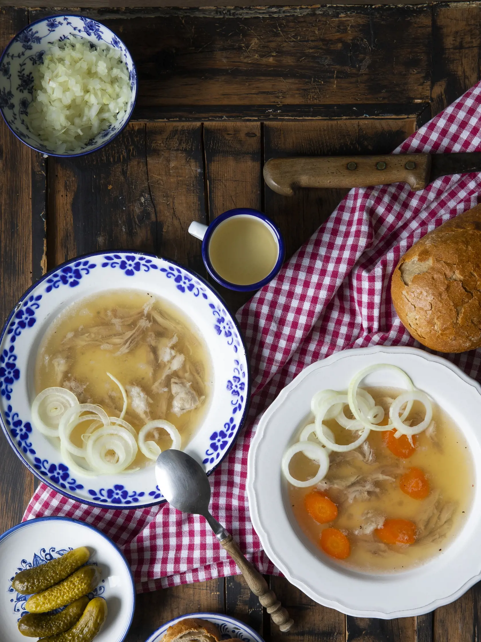 bravčová huspenina: 6 AŽ 12 PORCIÍ, PRÍPRAVA 25 MINÚT, VARENIE 4 AŽ 8 HODÍN
• 3 kg zmesi na huspeninu (najlepšie bravčové koleno, hlava, paprčky, chvost)
• 0,5-1 kg bravčových koží
• 2 bobkové listy
• 1 lyžička celého čierneho korenia
• 4 guľôčky nového korenia
• soľ podľa chuti
• 3 stredne veľké cibule
• 1 menšia hlavička cesnaku
• 2 hrste koreňovej zeleniny (voliteľné)
Na podávanie podľa chuti:
• cibuľa, ocot, chren, chlieb, citrónová šťava