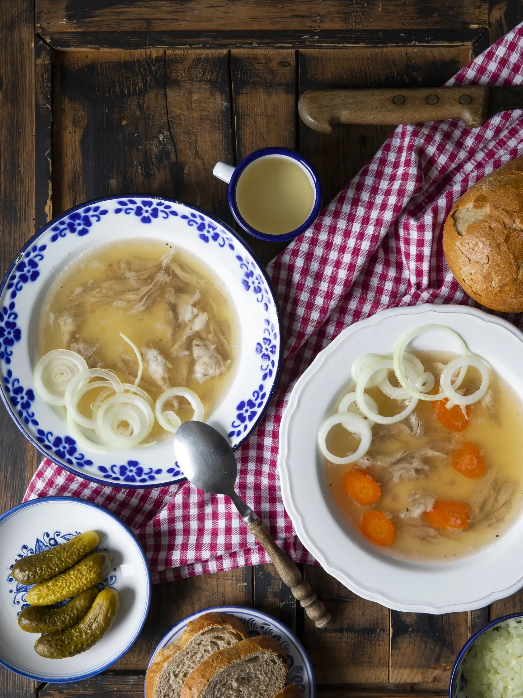 bravčová huspenina: 6 AŽ 12 PORCIÍ, PRÍPRAVA 25 MINÚT, VARENIE 4 AŽ 8 HODÍN
• 3 kg zmesi na huspeninu (najlepšie bravčové koleno, hlava, paprčky, chvost)
• 0,5-1 kg bravčových koží
• 2 bobkové listy
• 1 lyžička celého čierneho korenia
• 4 guľôčky nového korenia
• soľ podľa chuti
• 3 stredne veľké cibule
• 1 menšia hlavička cesnaku
• 2 hrste koreňovej zeleniny (voliteľné)
Na podávanie podľa chuti:
• cibuľa, ocot, chren, chlieb, citrónová šťava