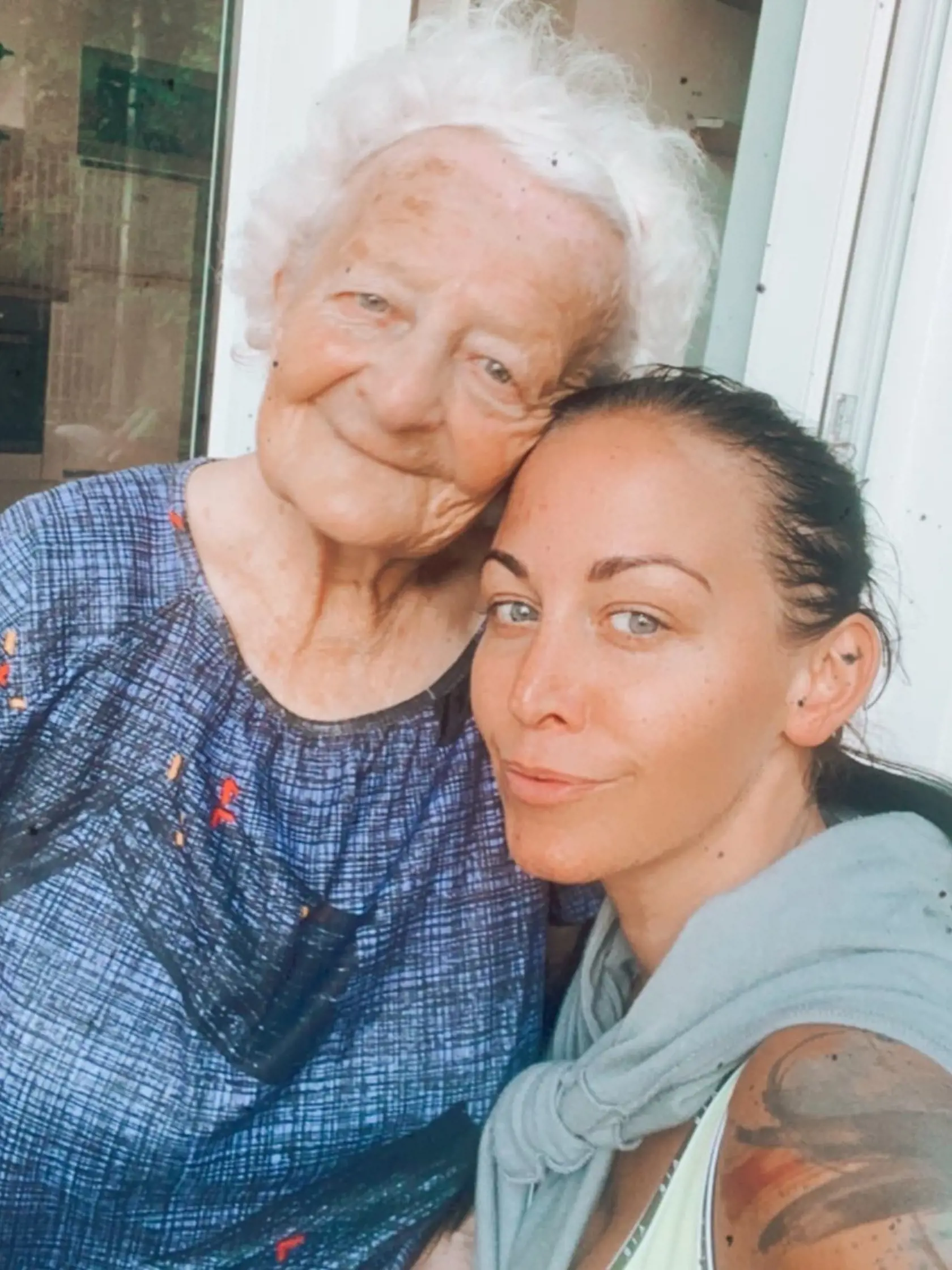 Hanychová so starou mamou