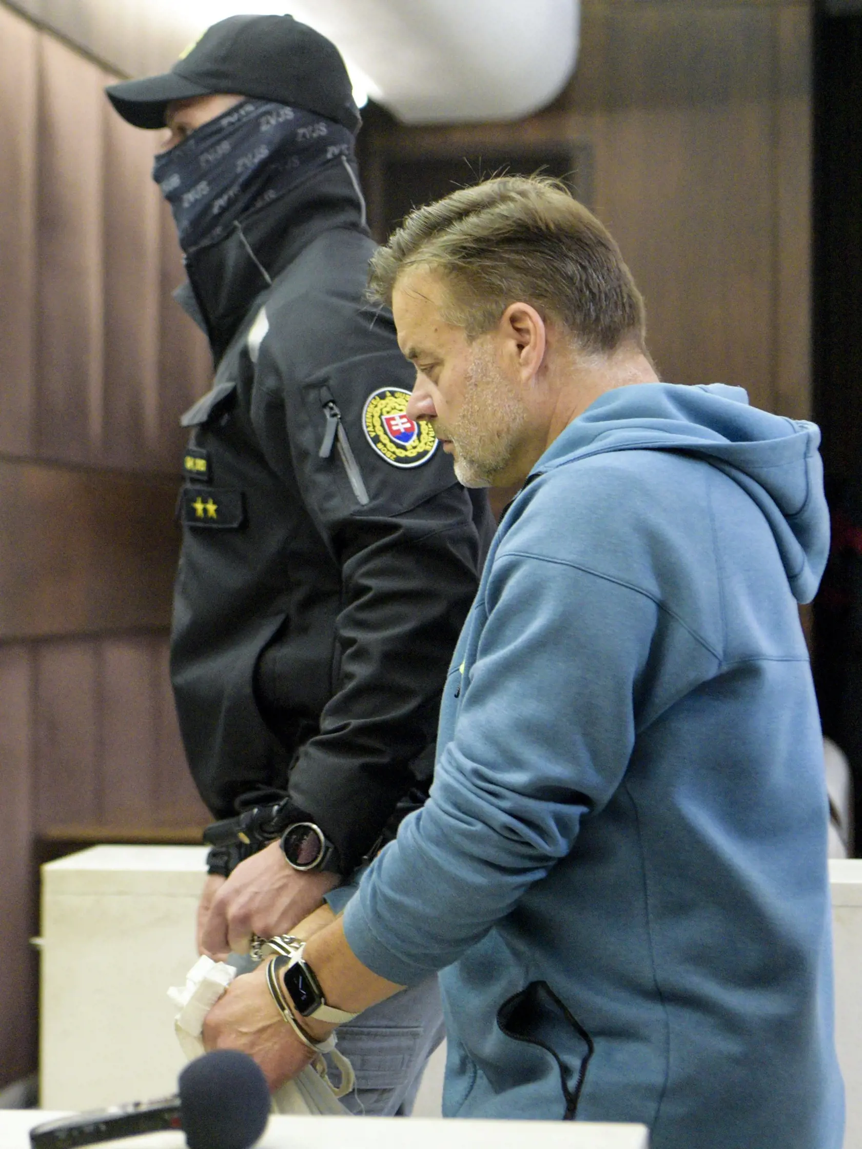 Na snímke obvinený Dušan D. odchádza v sprievode členov Zboru väzenskej a justičnej stráže na Krajskom súde v Bratislave 14. októbra 2022.  Obvineného vodiča Dušana D. z tragickej dopravnej nehody v centre Bratislavy s piatimi obeťami vzali do väzby. V piatok o tom rozhodol Krajský súd v Bratislave, keď čiastočne vyhovel sťažnosti prokurátora proti minulotýždňovému rozhodnutiu Okresného súdu Bratislava I. FOTO TASR - Pavol Zachar