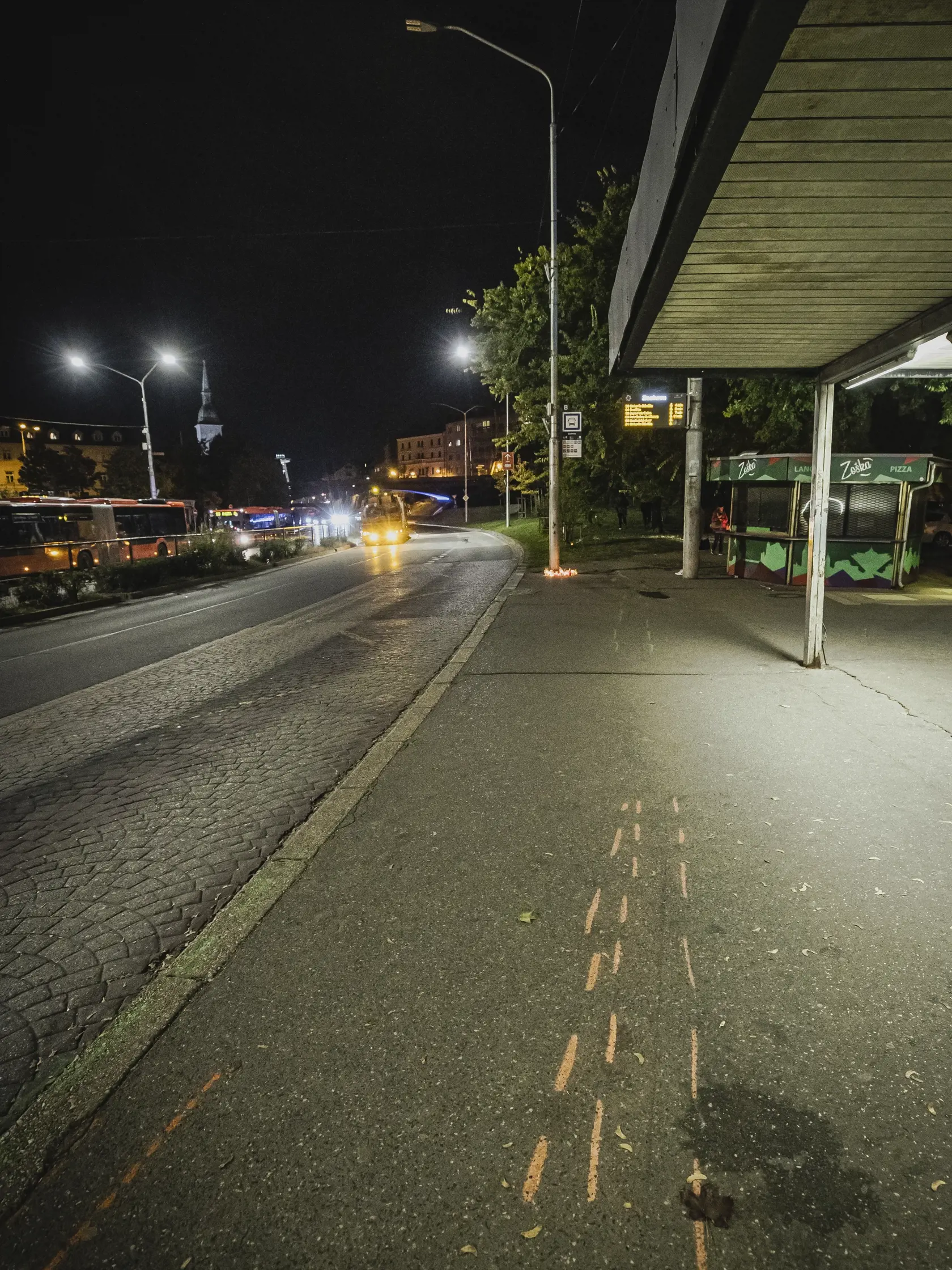 Na snímke pietna sviečková spomienka na bratislavskej autobusovej zastávke Zochova, na ktorej došlo v noci 2.10.2022 k tragickej dopravnej nehode, pri ktorej zahynulo minimálne 5 osôb. Za volantom vozidla, ktoré nehodu spôsobilo, sedel generálny sekretár Deaflympijského výboru Slovenska Dušan Dědeček.