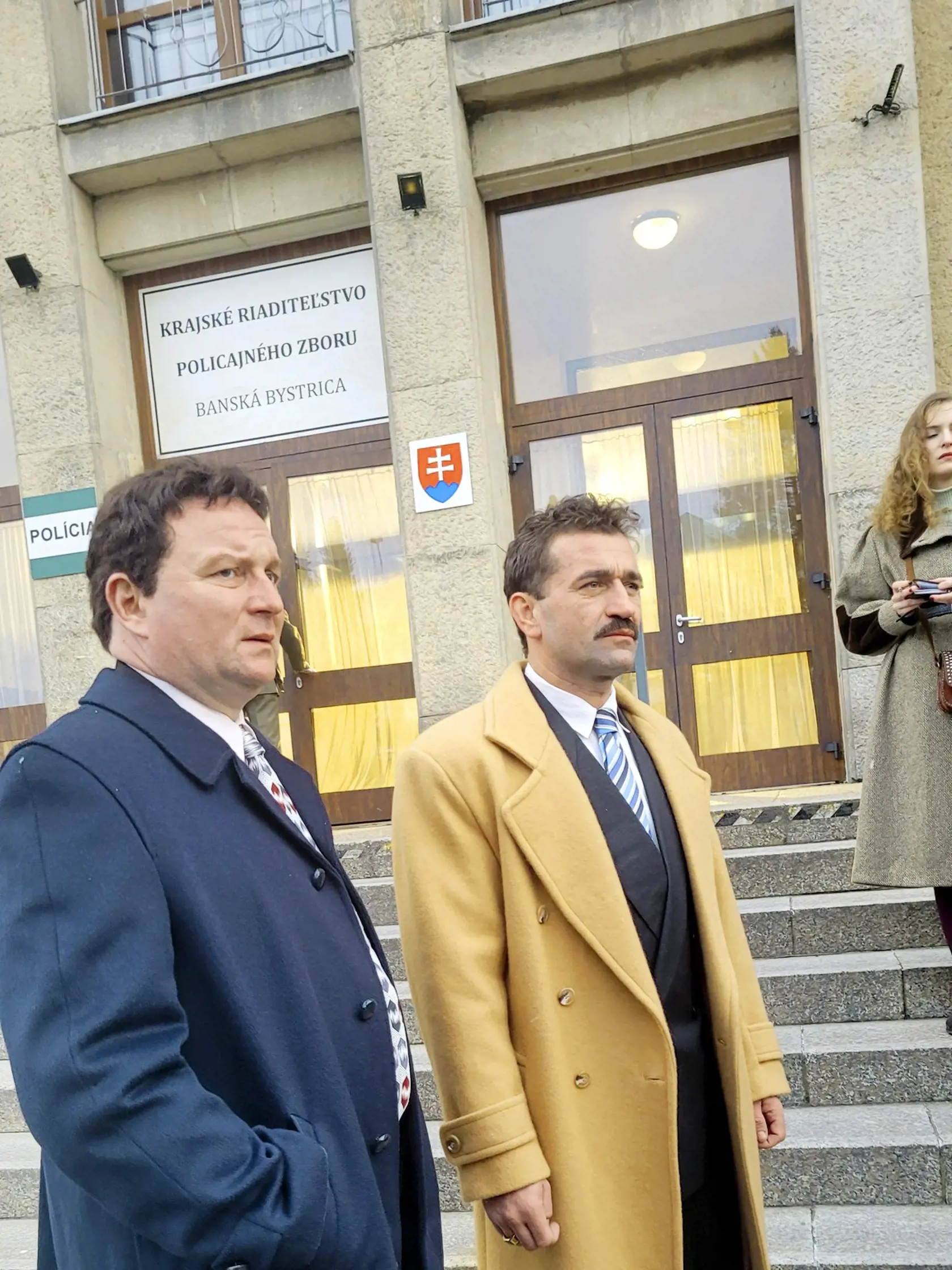 Známa situácia. Pamätná fotka z roku 1997, keď sa obávaní mafiáni prišli prihlásiť na políciu, a jej filmová verzia. Kána stvárňuje Gregor Hološka.