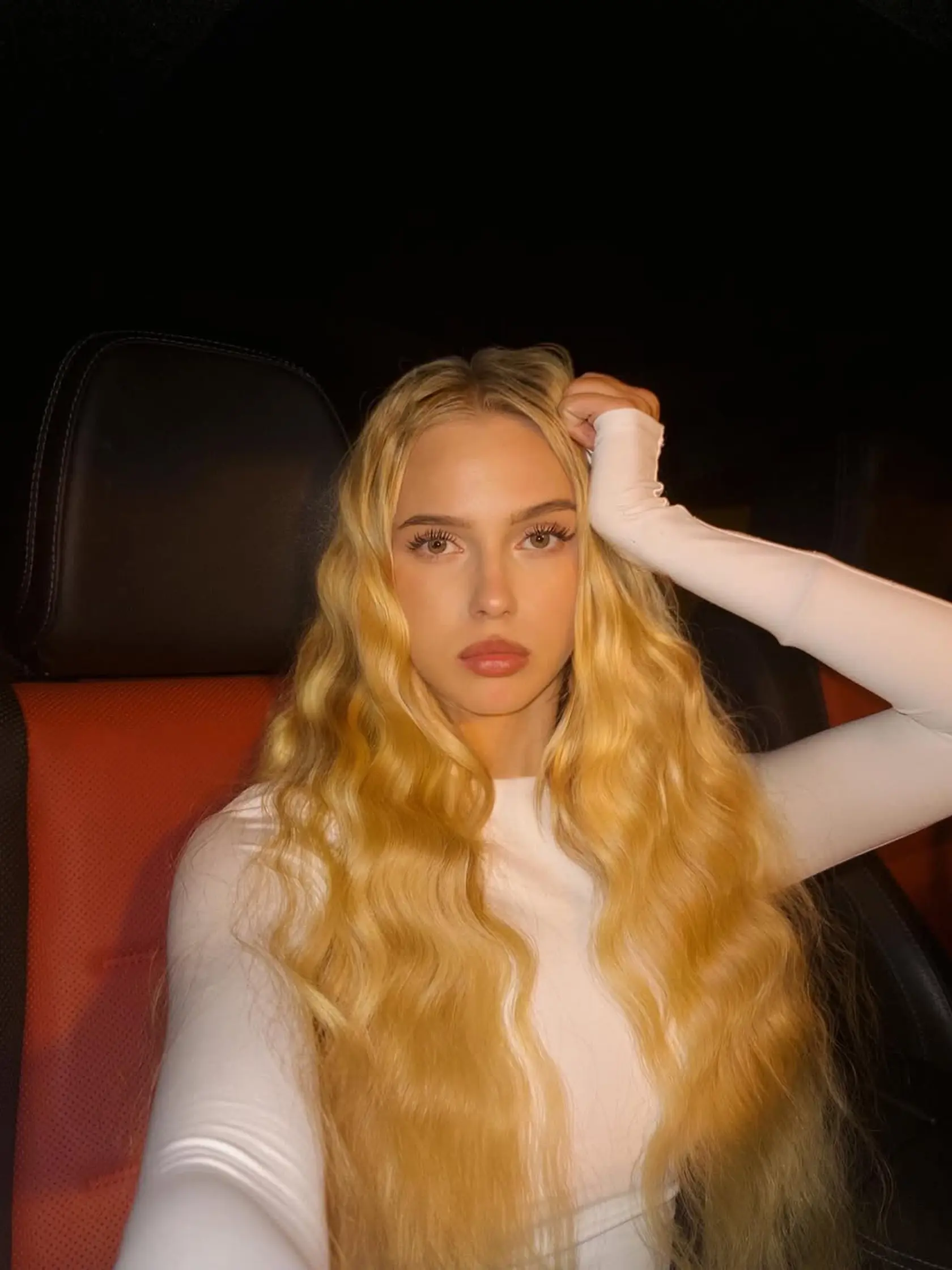 Salma sa premenila na krásnu mladú dámu. Jej vlasy vyrážajú dych a pozrite na tie dokonalé črty tváre. Koho vám pripomína?