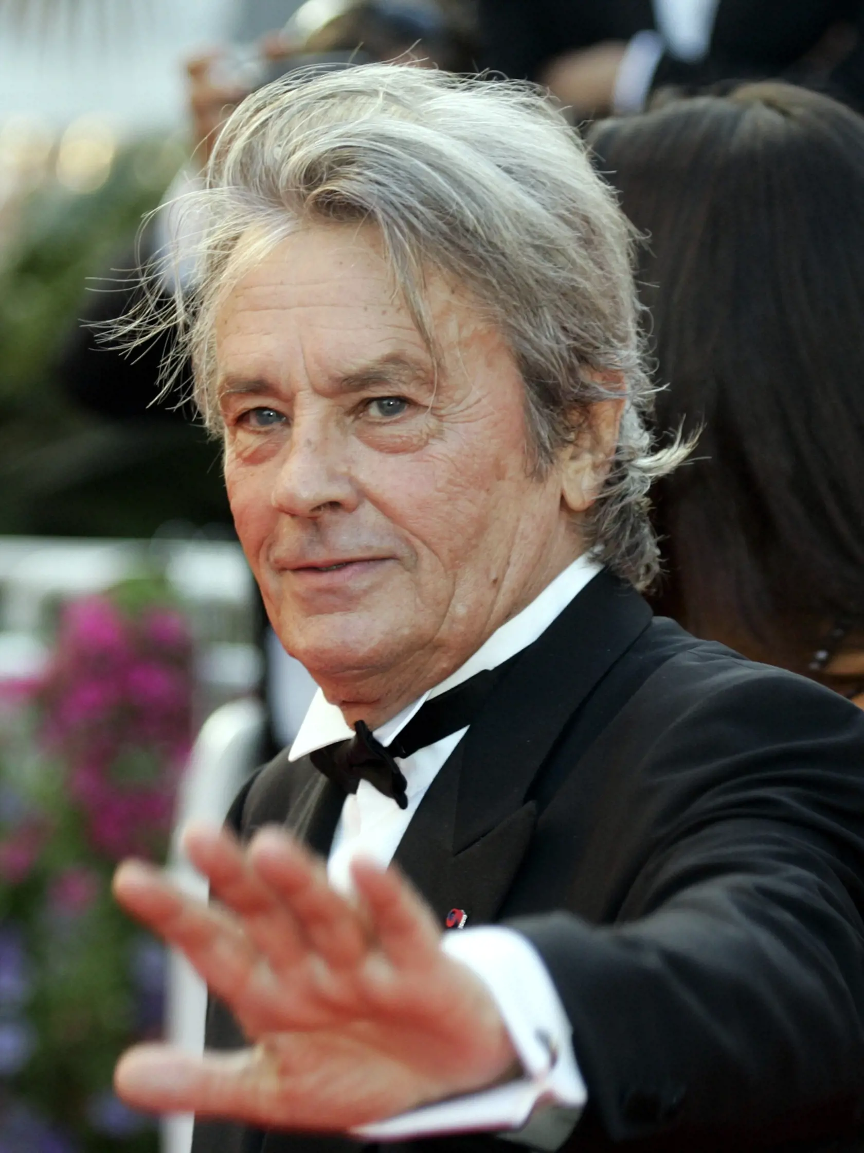 EBE 5 Cannes - archív - Na archívnej snímke z 20. mája 2007 francúzsky herec Alain Delon prichádza na projekciu filmu Každému jeho kino (Chacun Son Cinem) na 60. ročníku medzinárodného filmového festivalu v Cannes. Vo veku 88 rokov zomrel legendárny francúzsky herec, producent a režisér Alain Delon. V spoločnej tlačovej správe to v nedeľu 18. augusta 2024 oznámili jeho tri deti - Alain Fabien, Anouchka a Anthony. FOTO TASR/AP

FILE - French Actor Alain Delon arrives for the screening of "Chacun 