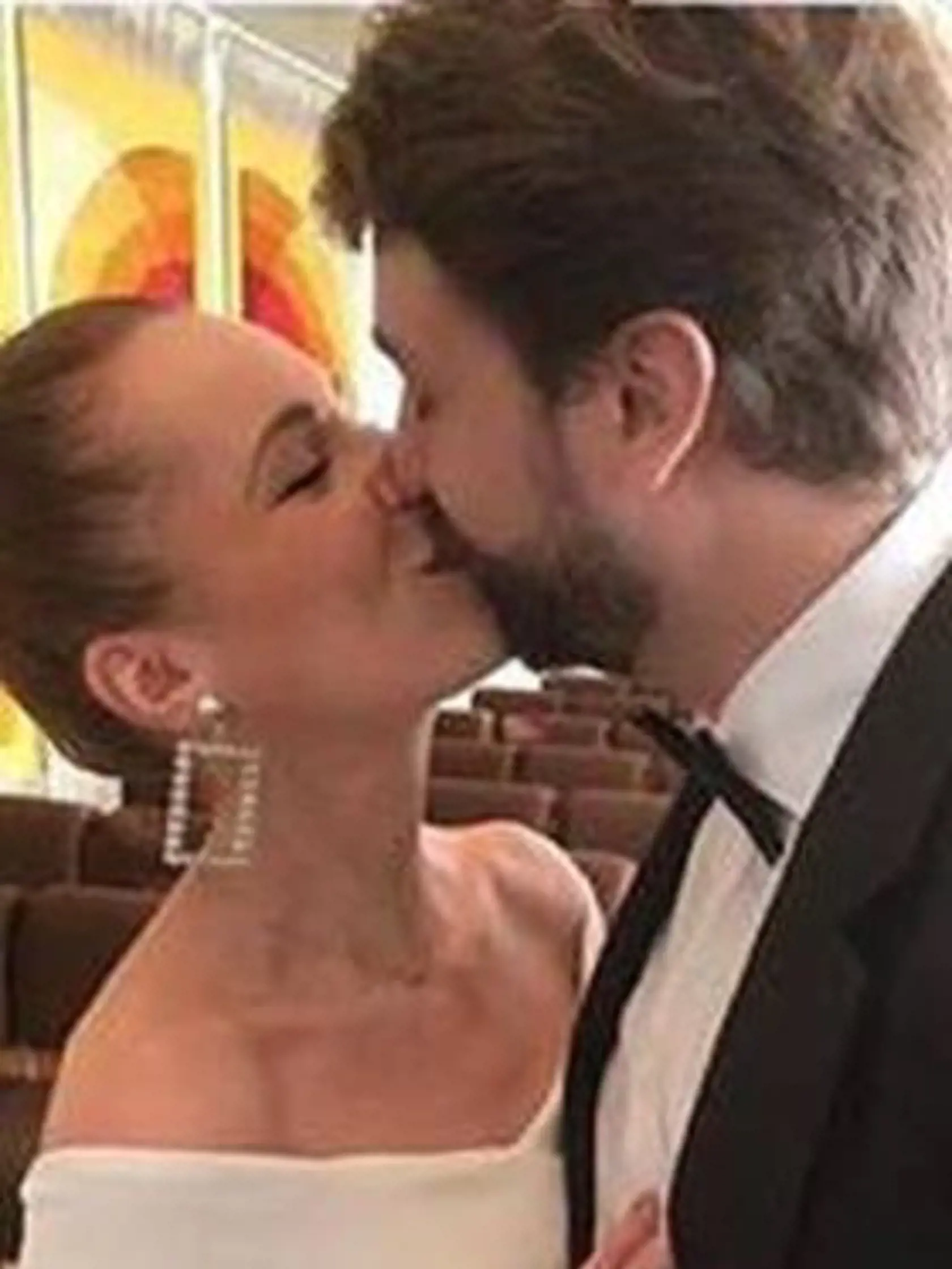 Svadobný bozk herečky Mirky Partlovej a Mateja Galisa.