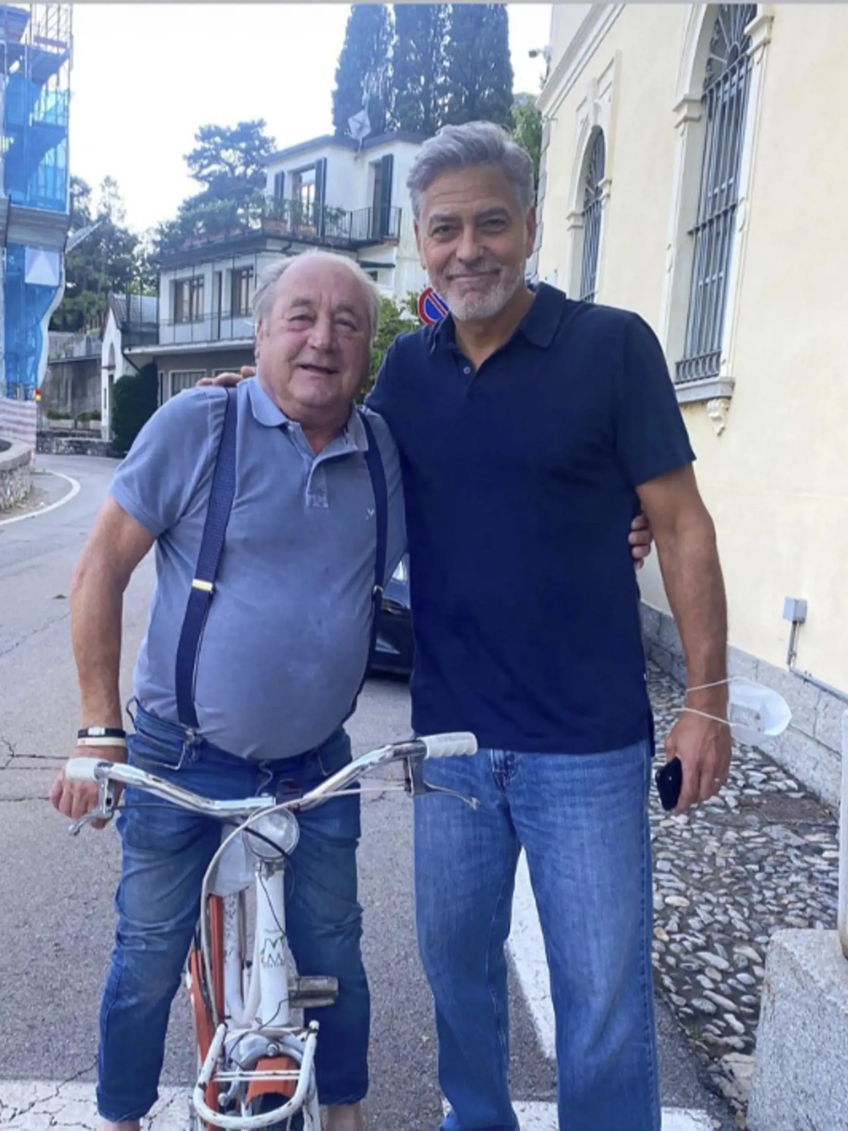 George Clooney, ktorý trávi dovolenku so svojou manželkou Amal (43) a ich deťmi vo vile L'Oleandra pri talianskom jazere, mal však z pekla šťastie a pohroma sa mu len tesne vyhla.