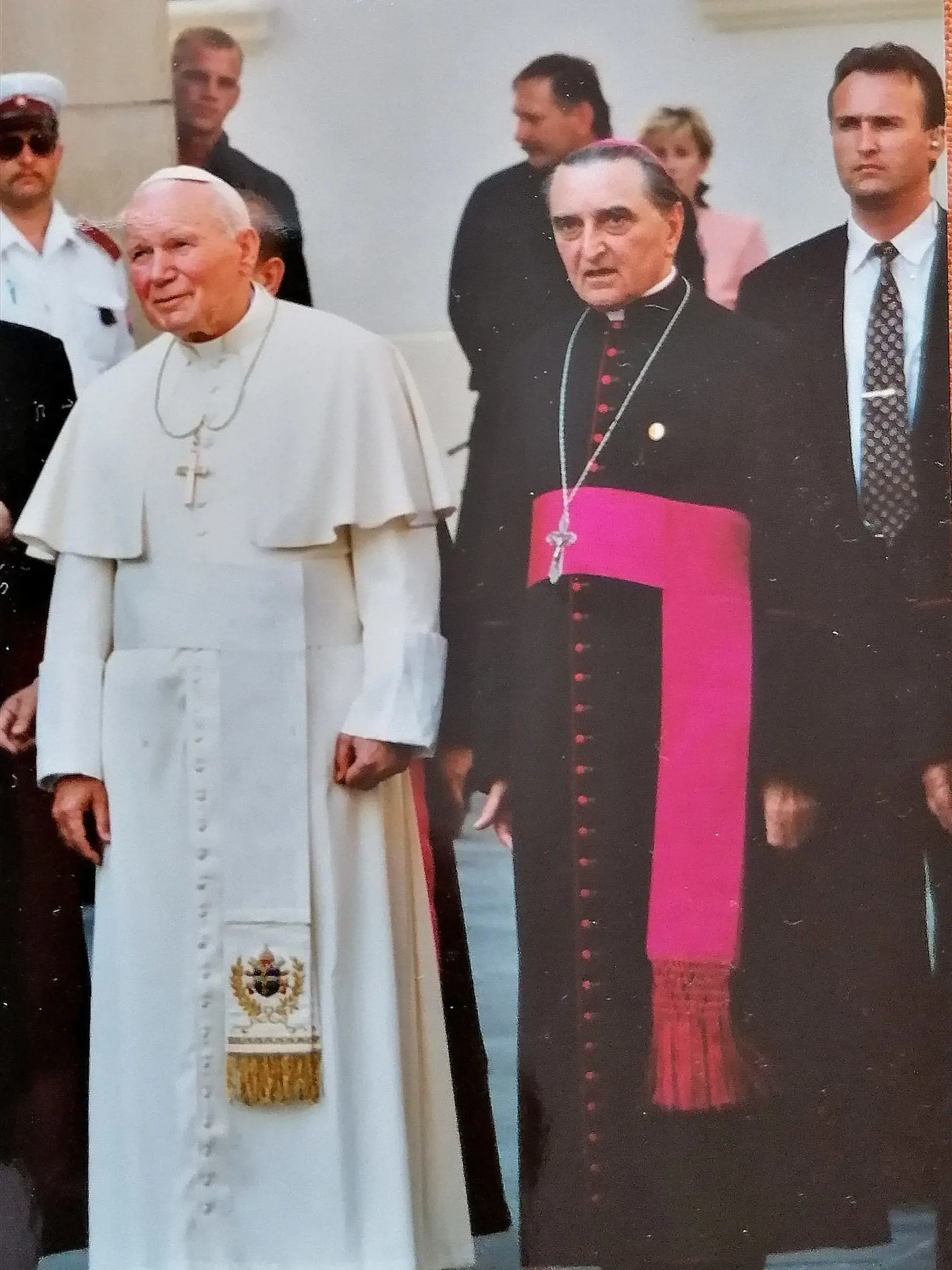Jurajovi Zábojníkovi zostali na návštevu pápeža spomienky, tieto fotografie a osobný dar od neho.