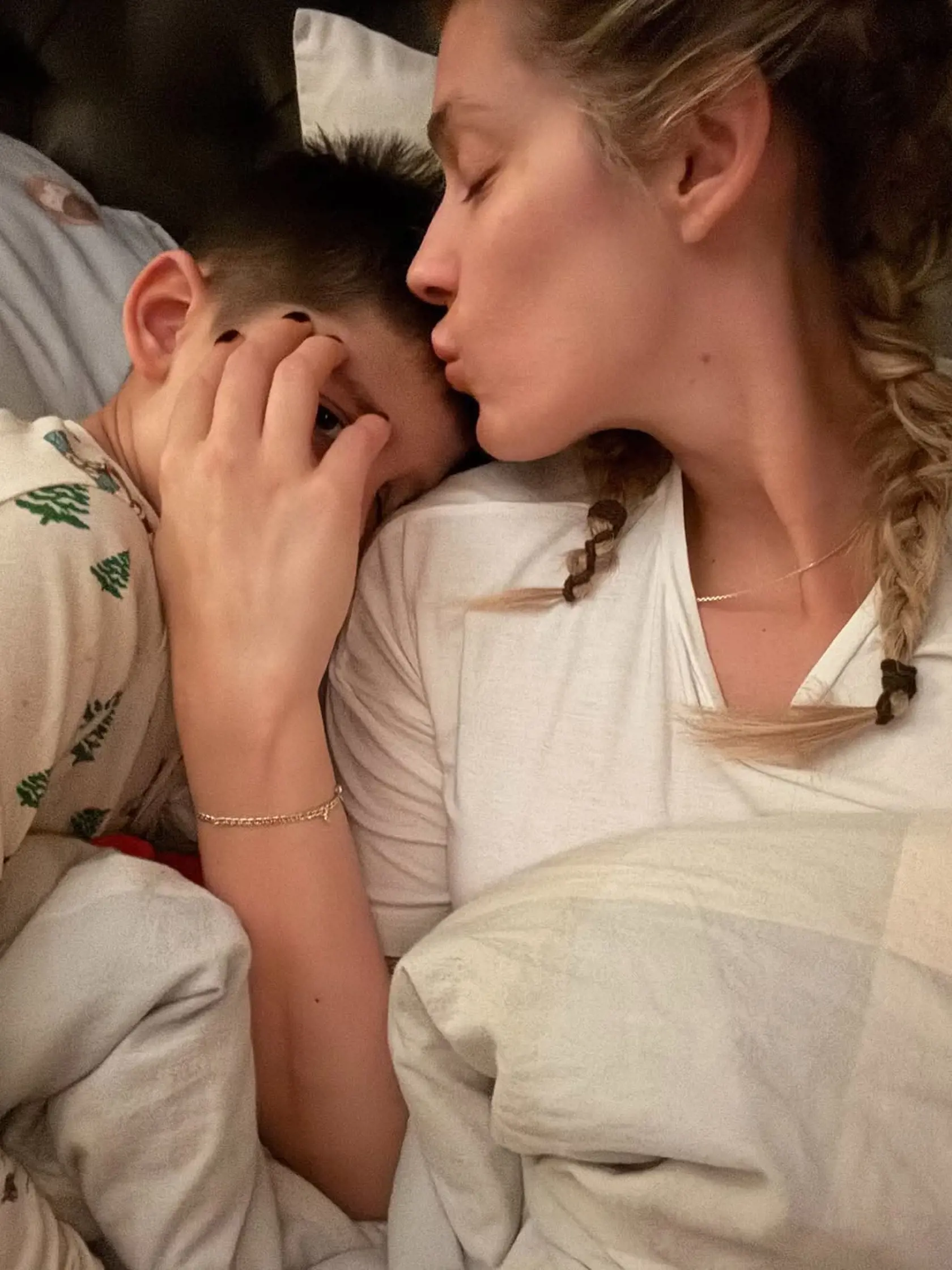 Jasmina na novej fotke so svojím synčekom. "Niekedy večer sa mi iba tak rozkotúľajú slzy šťastia po tvári… Bože môj , prosím, povedz mi, ako môžem byť taká šťastná, že ja úprimne cítim moju dušu svietiť.💫🤍 Milujem vás všetkých v mojom živote a nekonečne ďakujem," napísala.