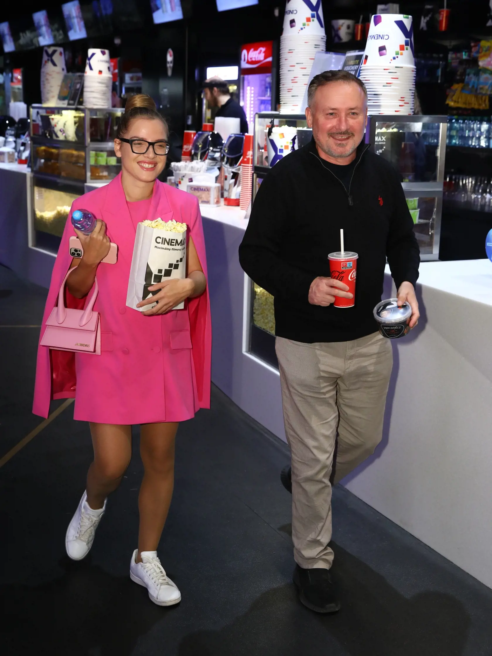 Premiéra filmu Za všetkým hľadaj ženu, na fotke Peter Batthyány s dcérou Petrou, ktorá je už mamina 2-ročnej Viktórie.