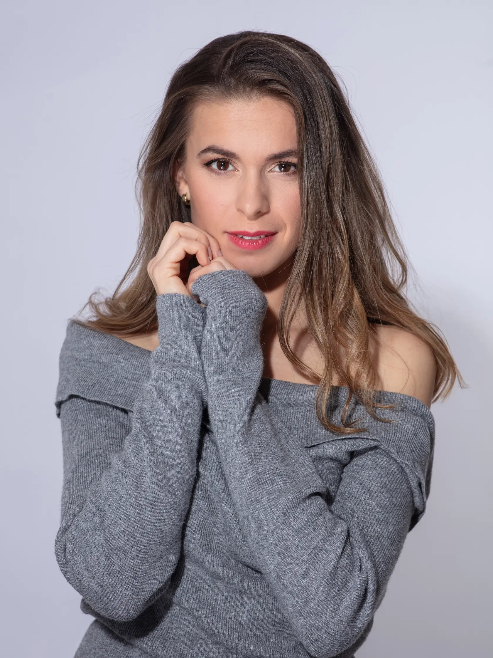 Dominika Richterová je úspešná slovenská herečka a speváčka. Aktuálne nosí pod srdcom dieťatko. 