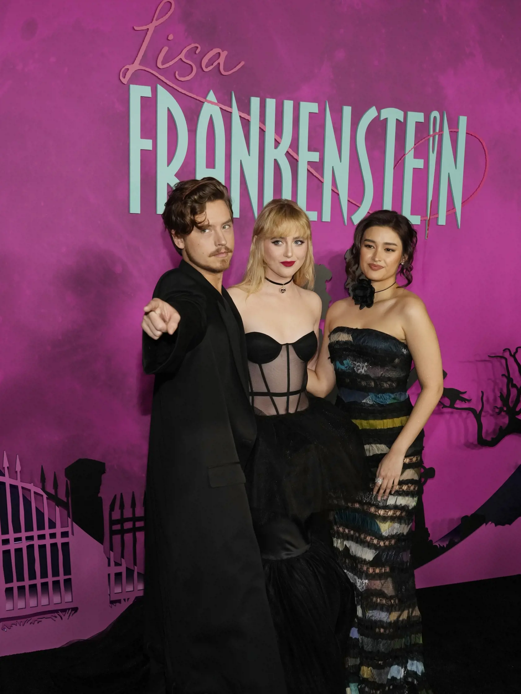 EBE 25 Los Angeles - Na snímke zľava americký herec Cole Sprouse, filipínsko-americká herečka Liza Soberano (vo filme Taffy) a americká herečka Kathryn Newton (Lisa) pózujú pred premiérou amerického hororového komediálneho filmu Lisa Frankenstein v Los Angeles v noci na 6. februára 2024. FOTO TASR/AP


From left, Cole Sprouse, Kathryn Newton and Liza Soberano, cast members in "Lisa Frankenstein," pose together at the premiere of the film at Hollywood Forever Cemetery, Monday, Feb. 5, 2024, in Lo