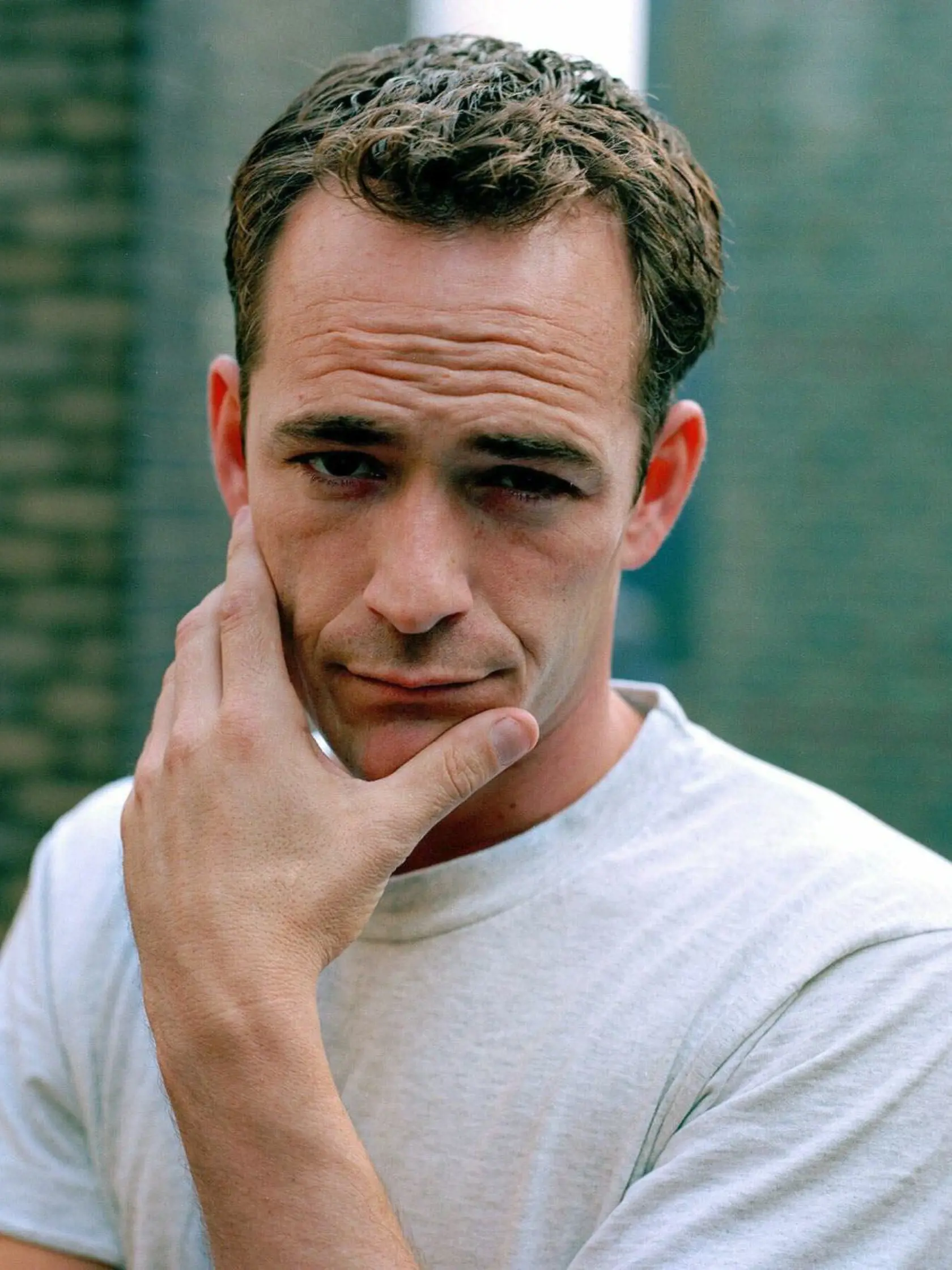 Na archívnej snímke z 29. júna 2001 herec Luke Perry pózuje počas interview v New Yorku. Vo veku 52 rokov zomrel v pondelok 4. marca 2019 po nedávnej silnej mŕtvici americký herec Luke Perry, známy zo seriálov Beverly Hills 90210 a Riverdale. Oznámil to jeho manažér Arnold Robinson, ktorého citujú tlačové agentúry AP a AFP. FOTO TASR/AP