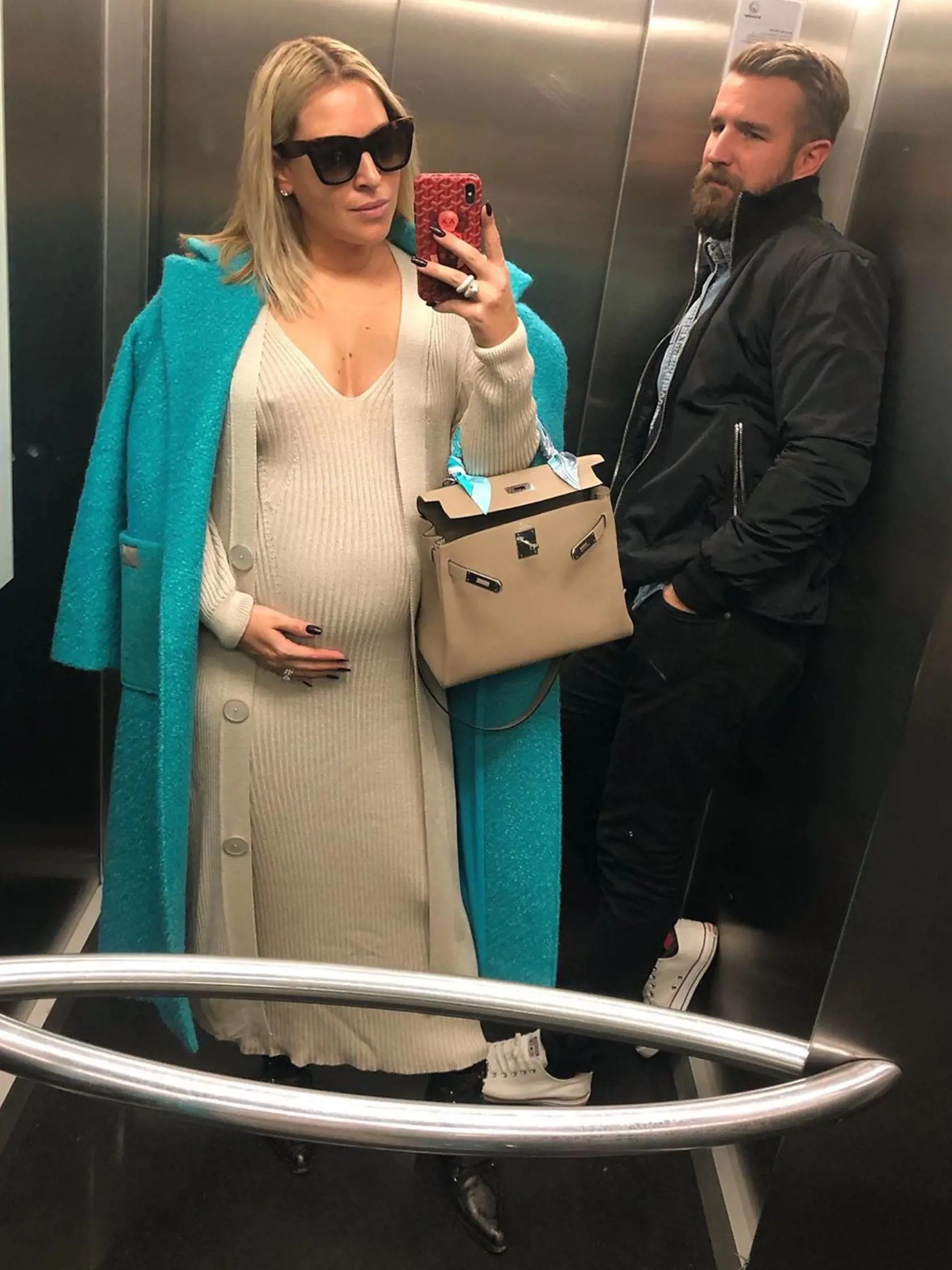 Dominika ukázala nielen ako vyzerá jej bruško v 22. týždni tehotenstva, ale aj jej bradavky. Viacerí si všimli, že jej manžel sa tvári akosi otrávene. Žeby ho Domča nútila robiť priveľa fotiek?