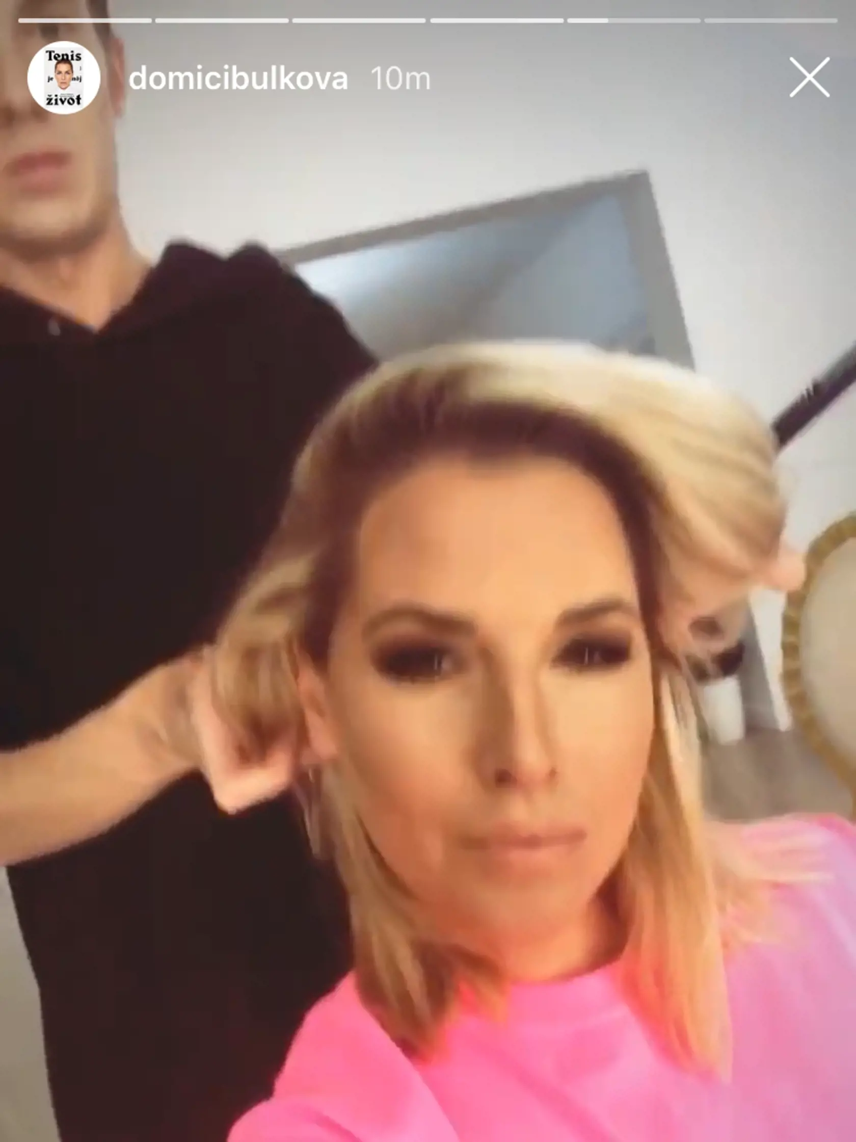 O vlasy na Ples v opere sa Dominike staral jej dvorný stylista Patrik Veselý.