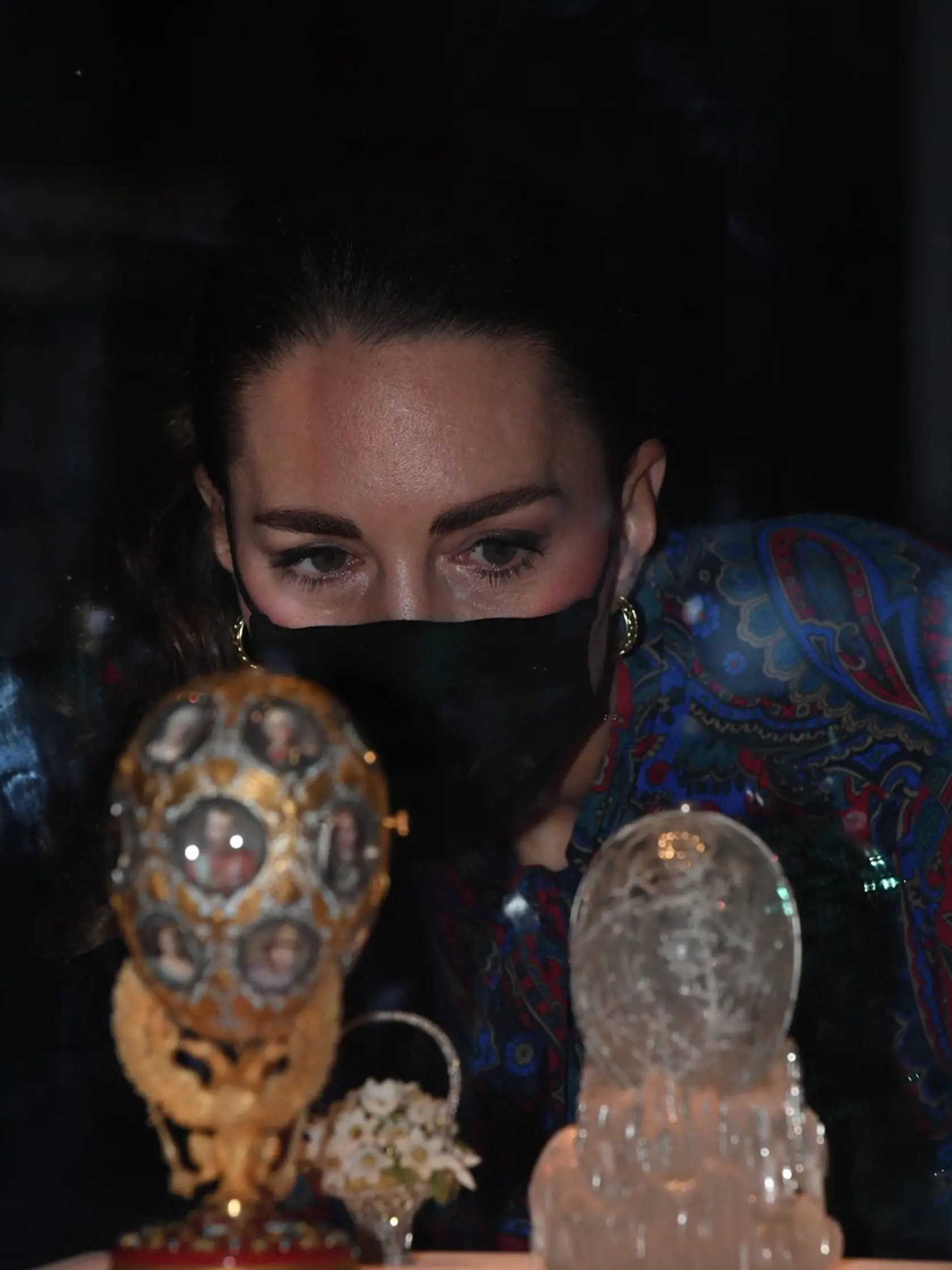 Výstavu Fabergého vajíčok a šperkov v Londýne navštívila aj manželka princa Williama vojvodkyňa Kate.