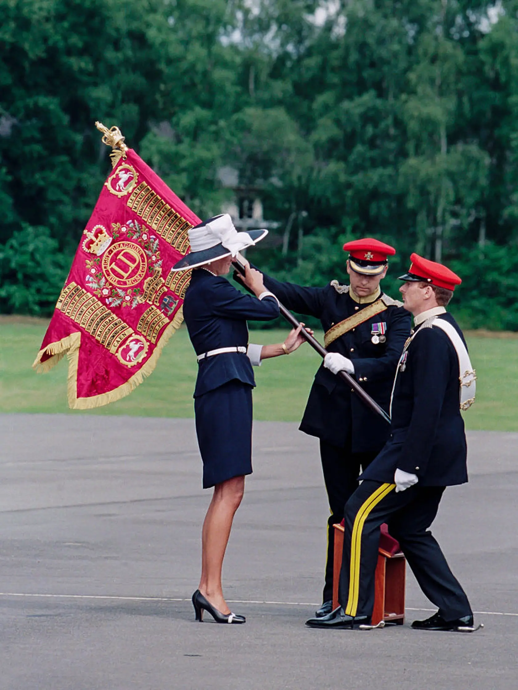 Princezná Diana v námorníckej modrej.