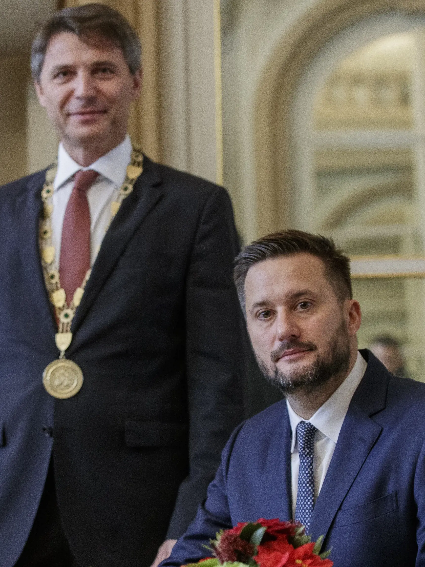 Na snímke odchádzajúci primátor Ivo Nesrovnal odovzdáva funkciu novozvolenému primátorovi mesta Bratislavy, Matúšovi Vallovi.