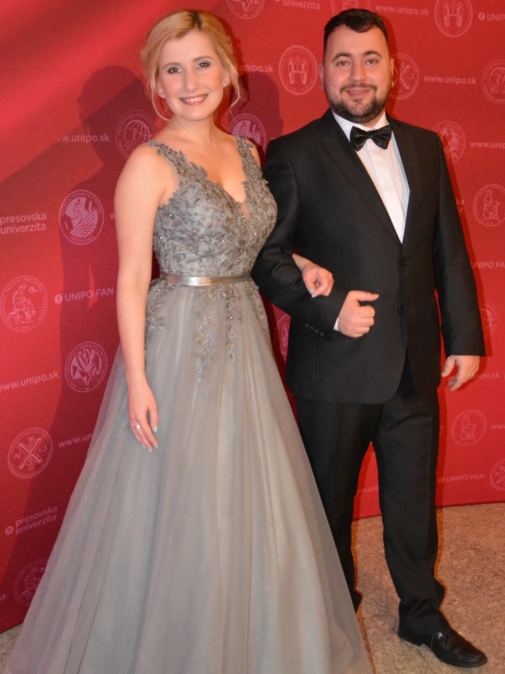 Doktorandka histórie Veronika Drábová (28) a jej partner Vladimír Meričko (33) sa na ples vychystali za pol hodinu. Veronika stavila na osvedčený salón, odkiaľ si požičala šaty. 